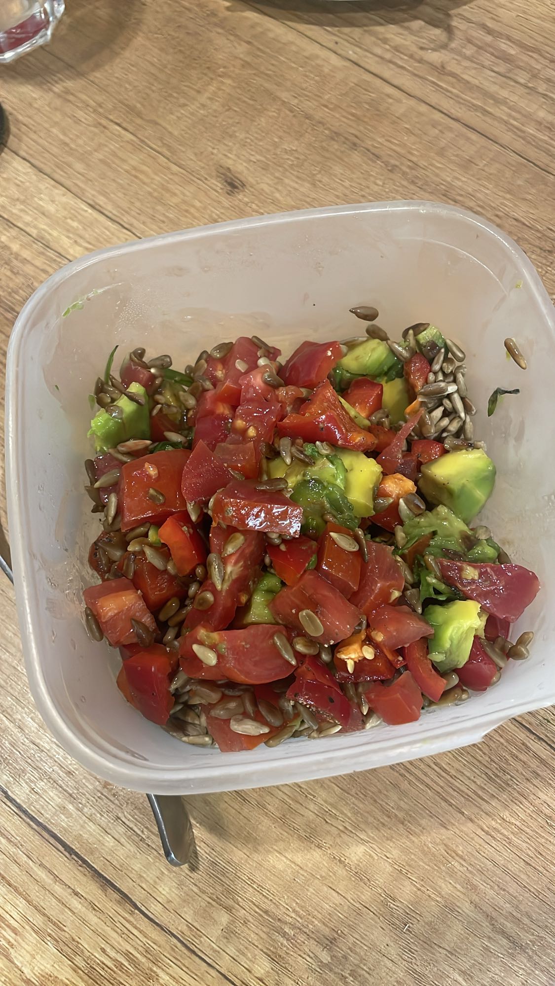 Sałatka z awokado i pomidorami