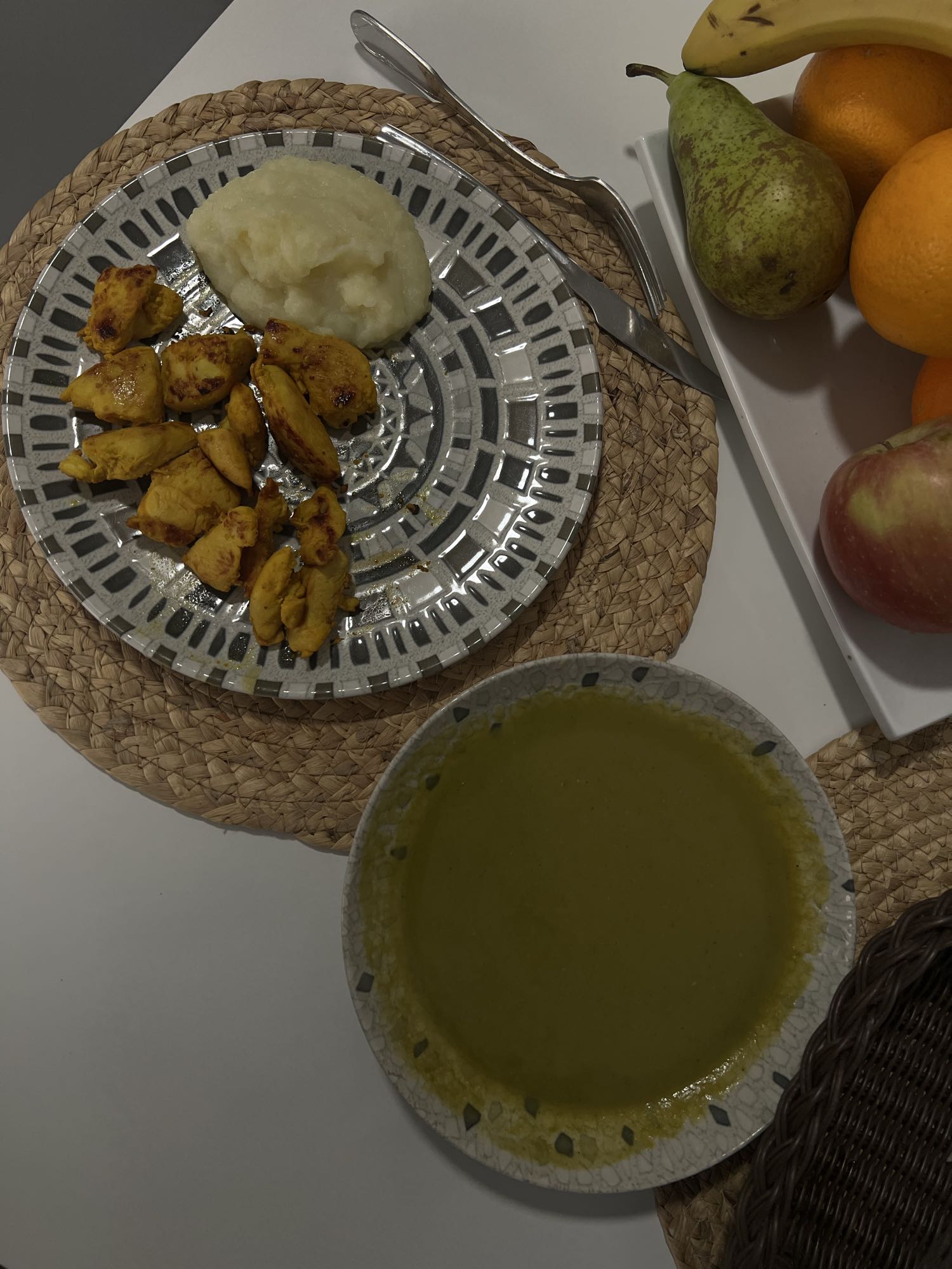 Pollo con puré y sopa