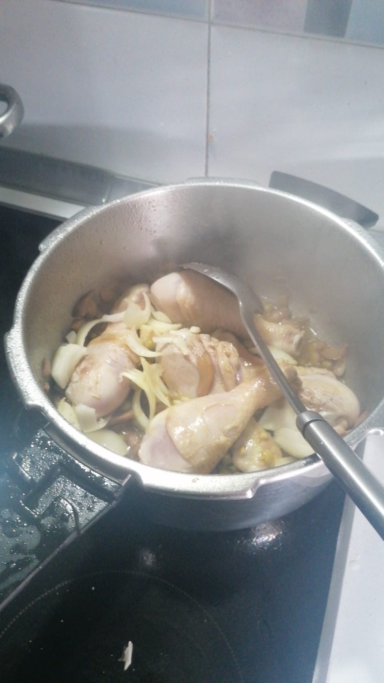 Pollo guisado con cebolla