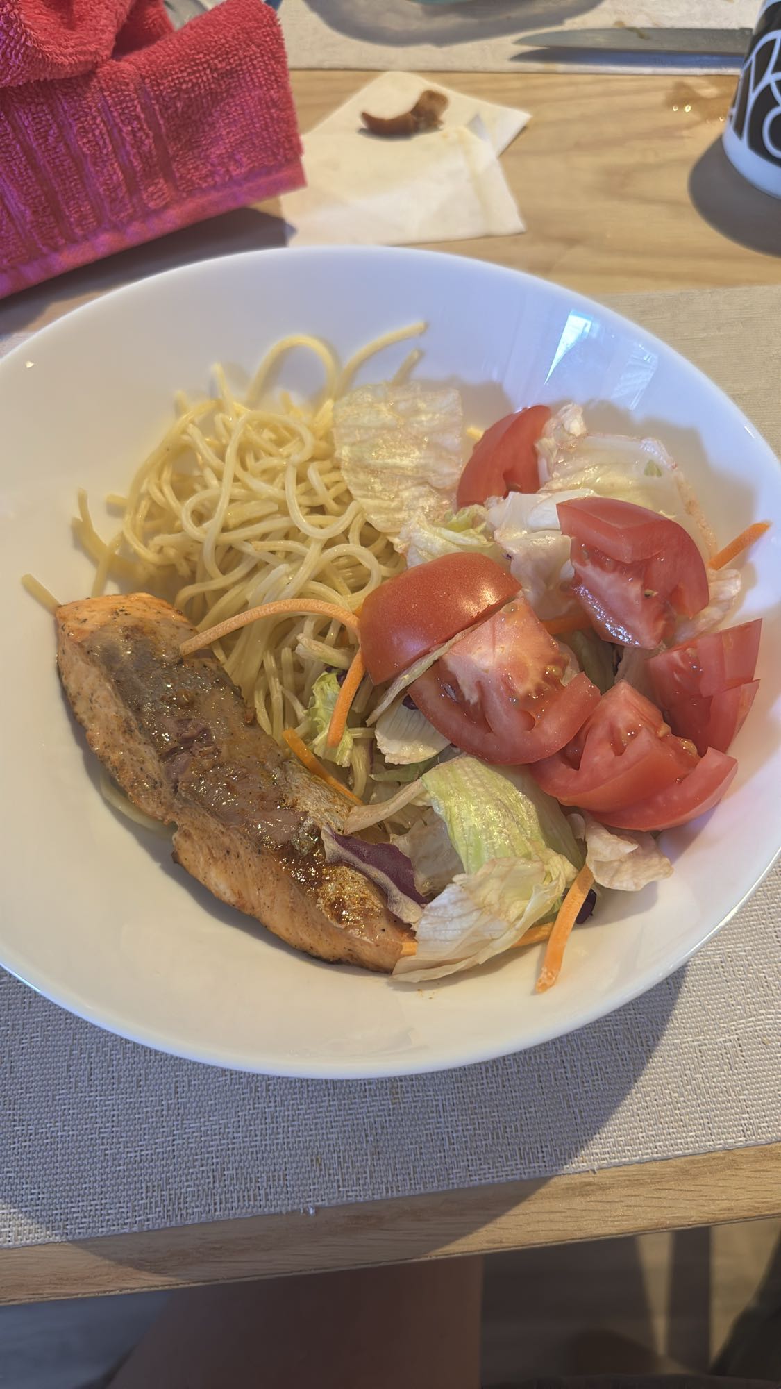 Лосось с пастой и салатом