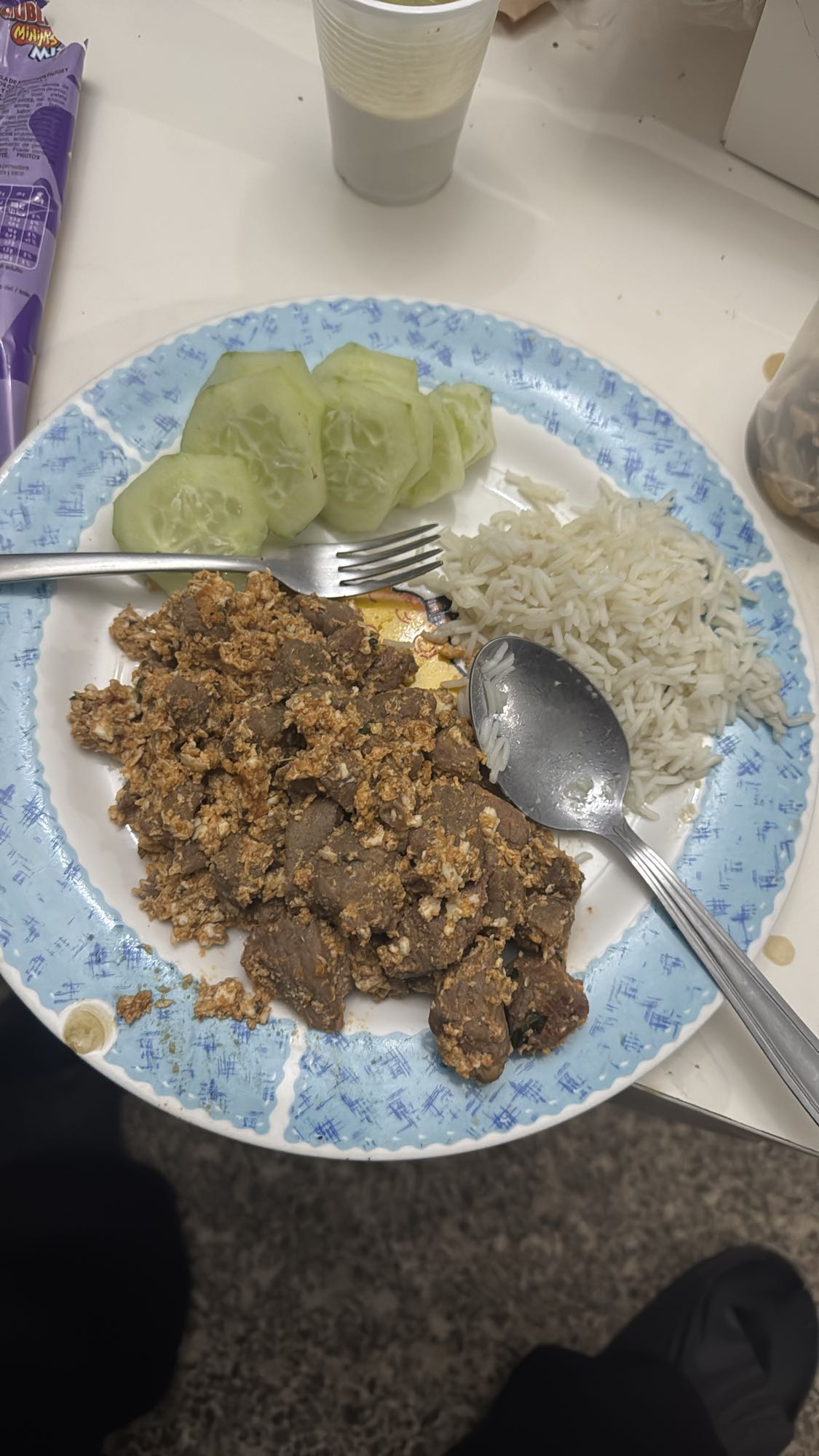 Hígado con arroz y pepino