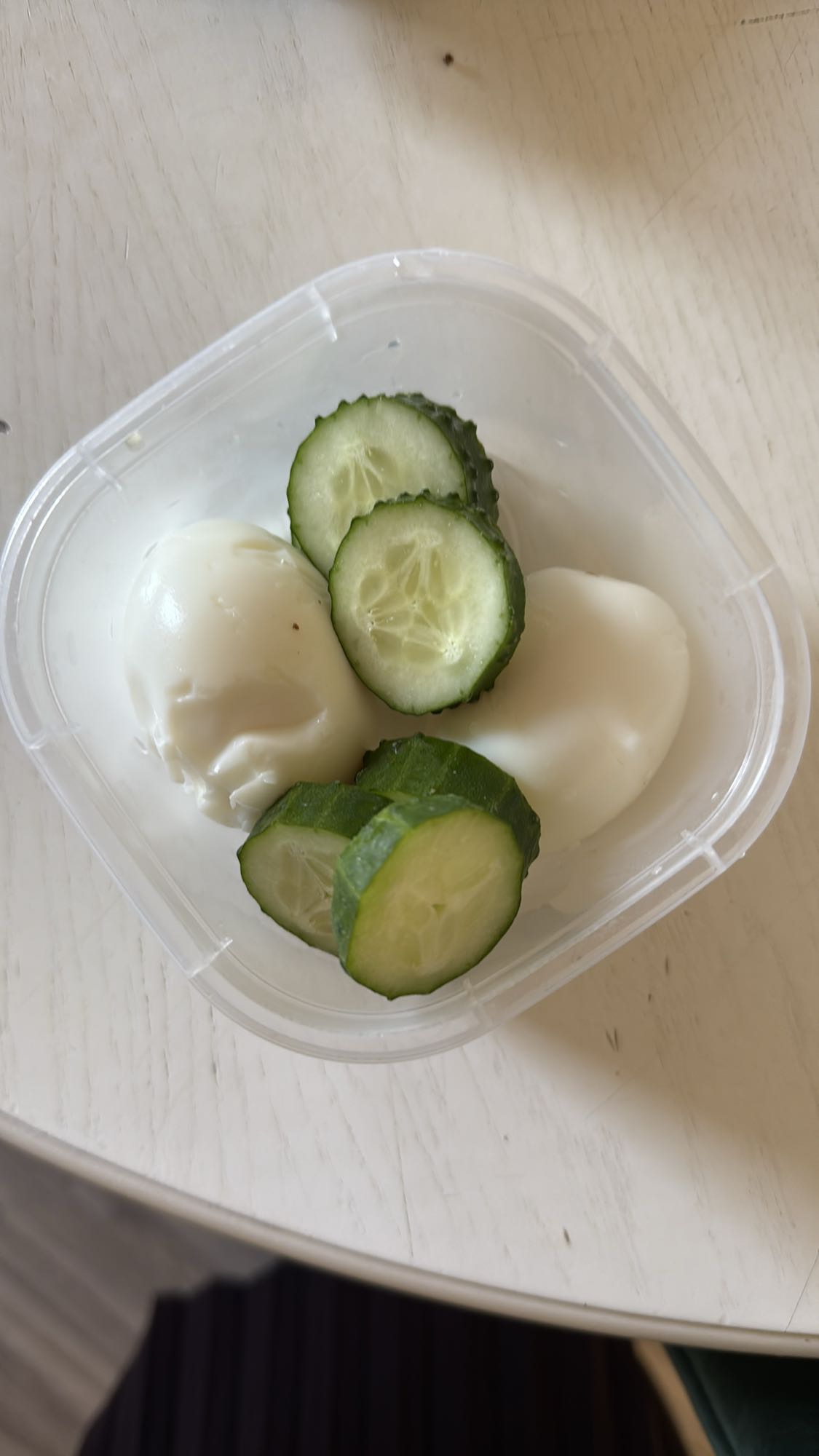 Яйца с огурцом