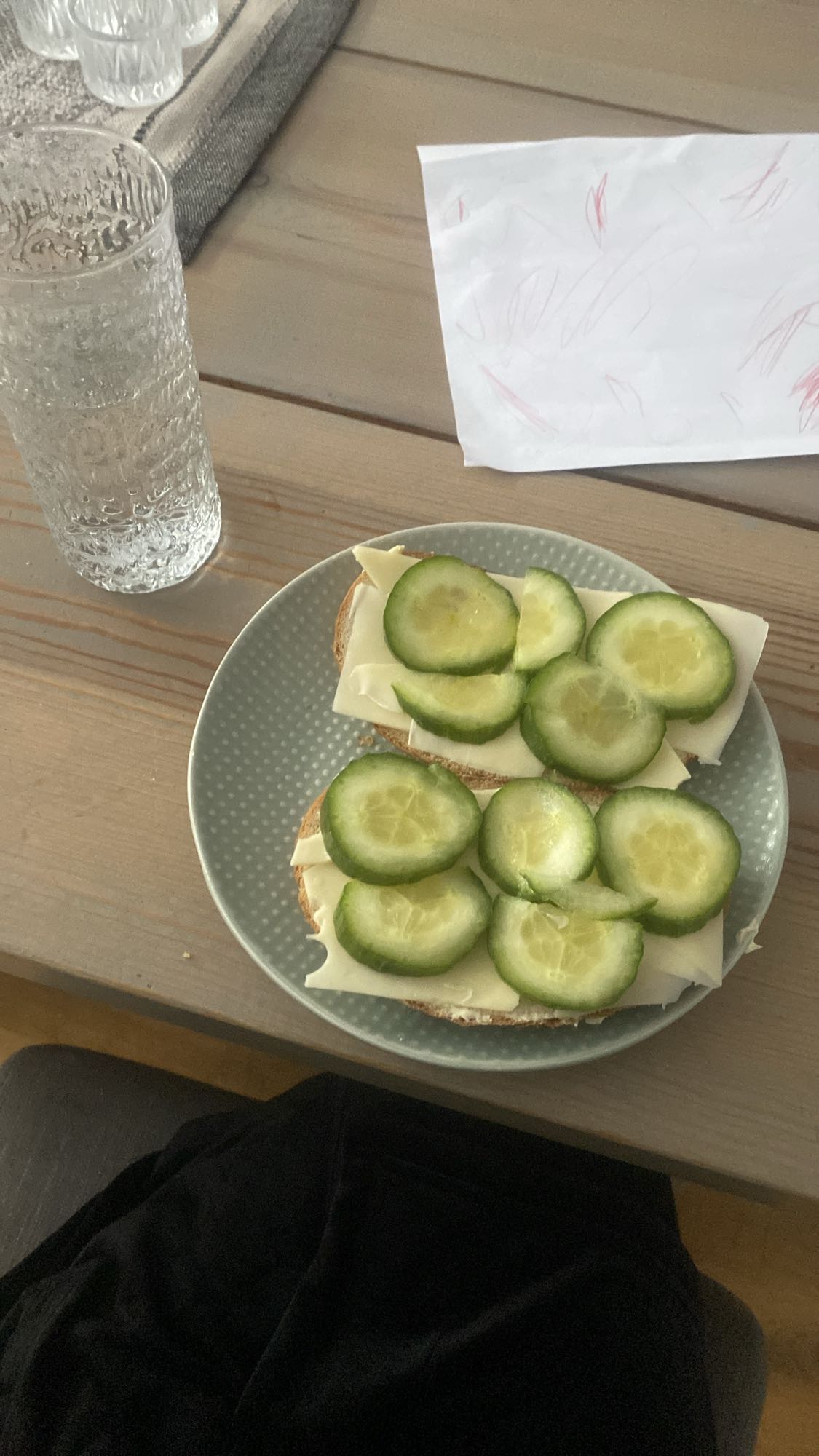 Ost- och gurksmörgås