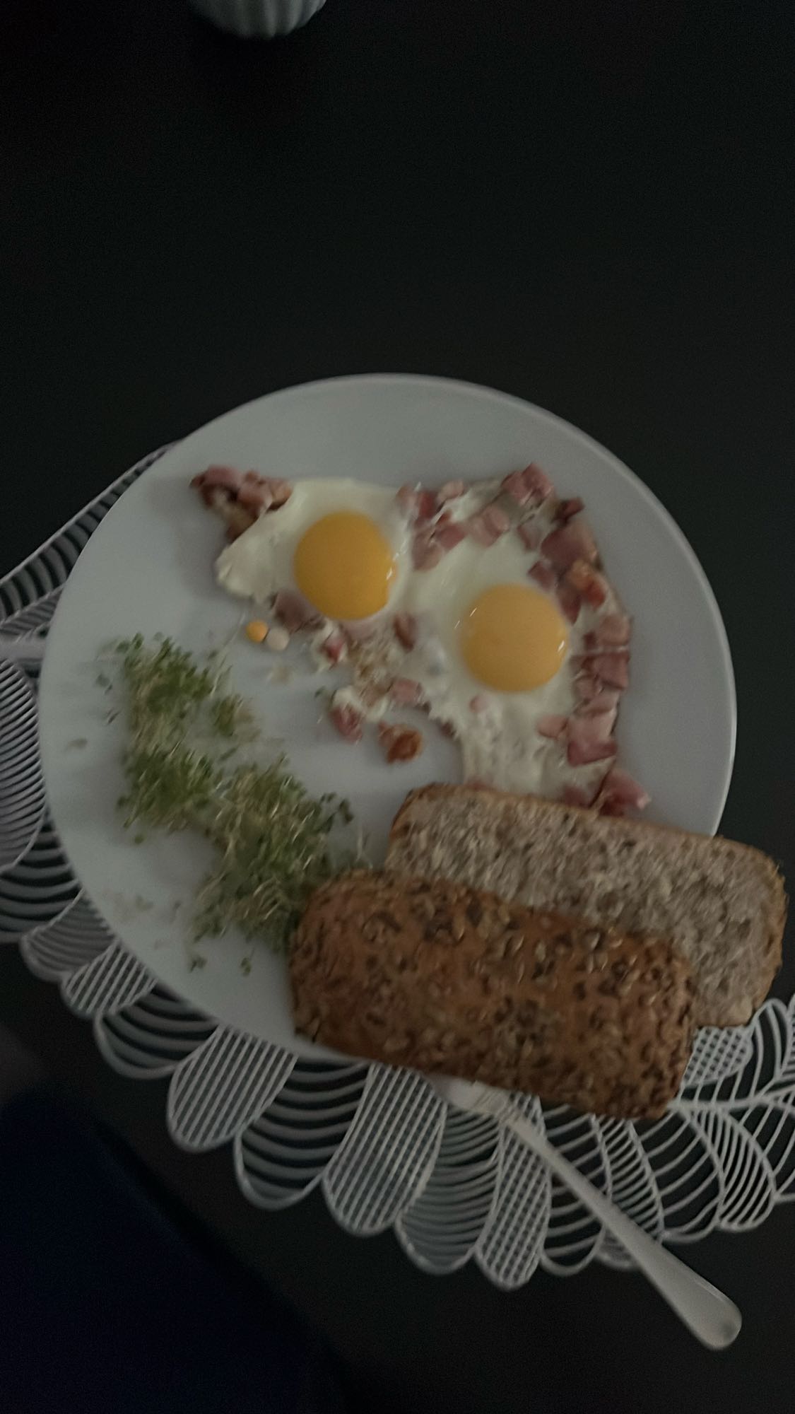 Jajka sadzone z boczkiem
