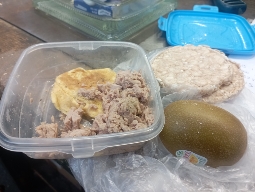 Atún con huevo y kiwi