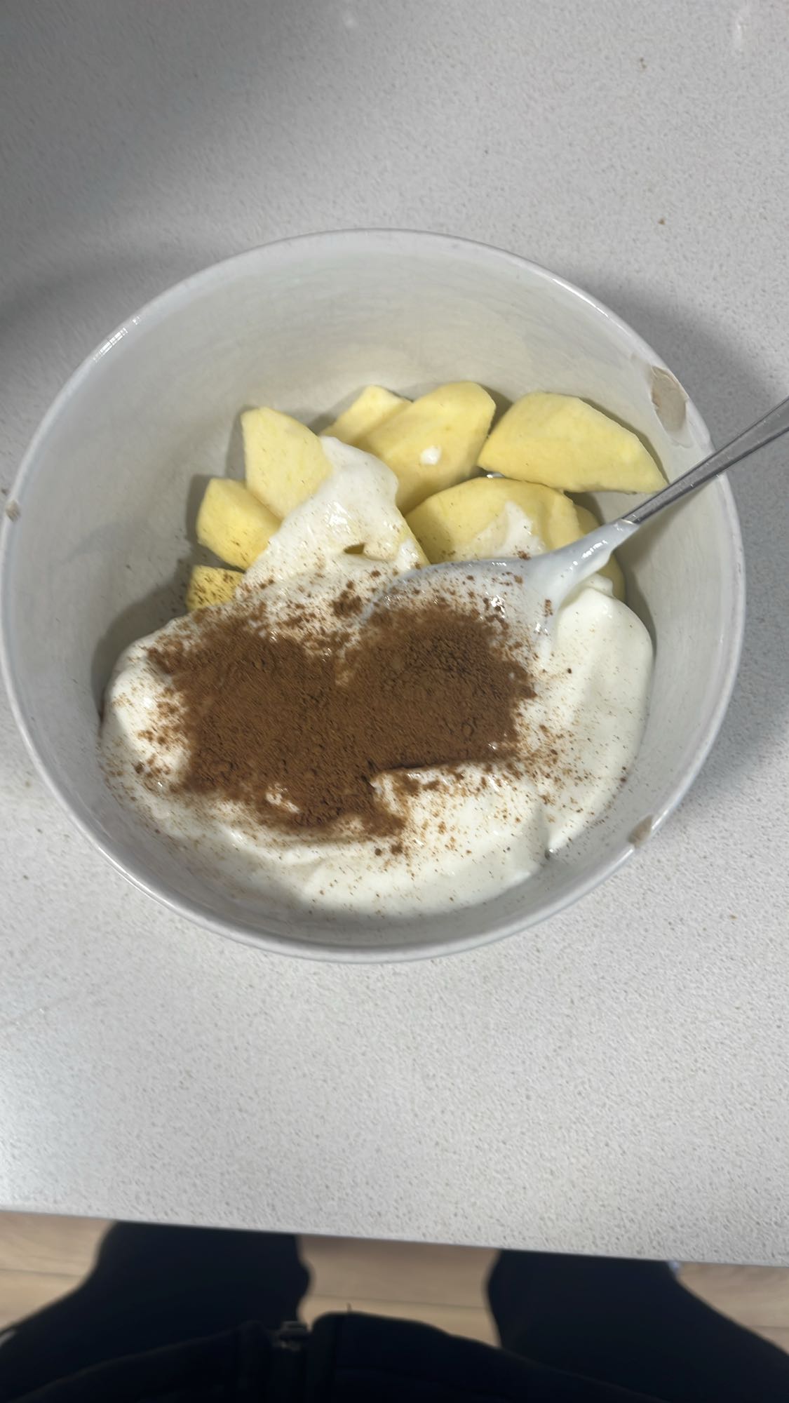 Manzana con yogur y canela