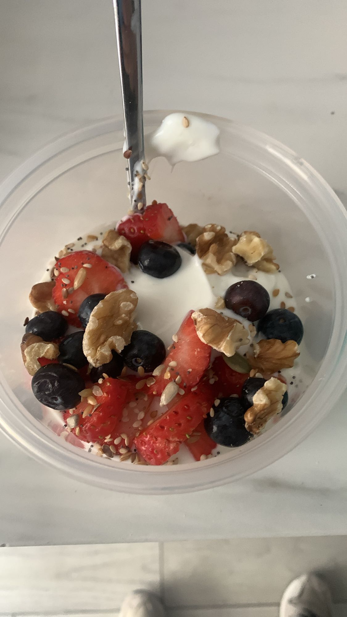 Yogur con frutas y nueces