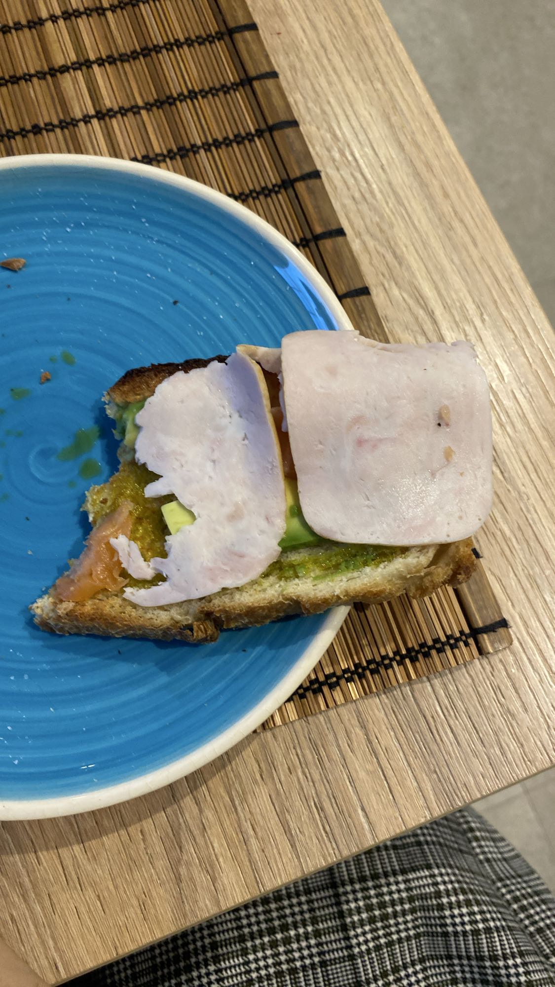 Tostada de pavo y aguacate