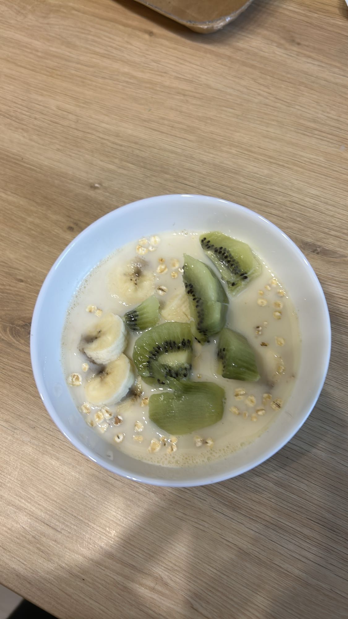 Bol de flocons et fruits