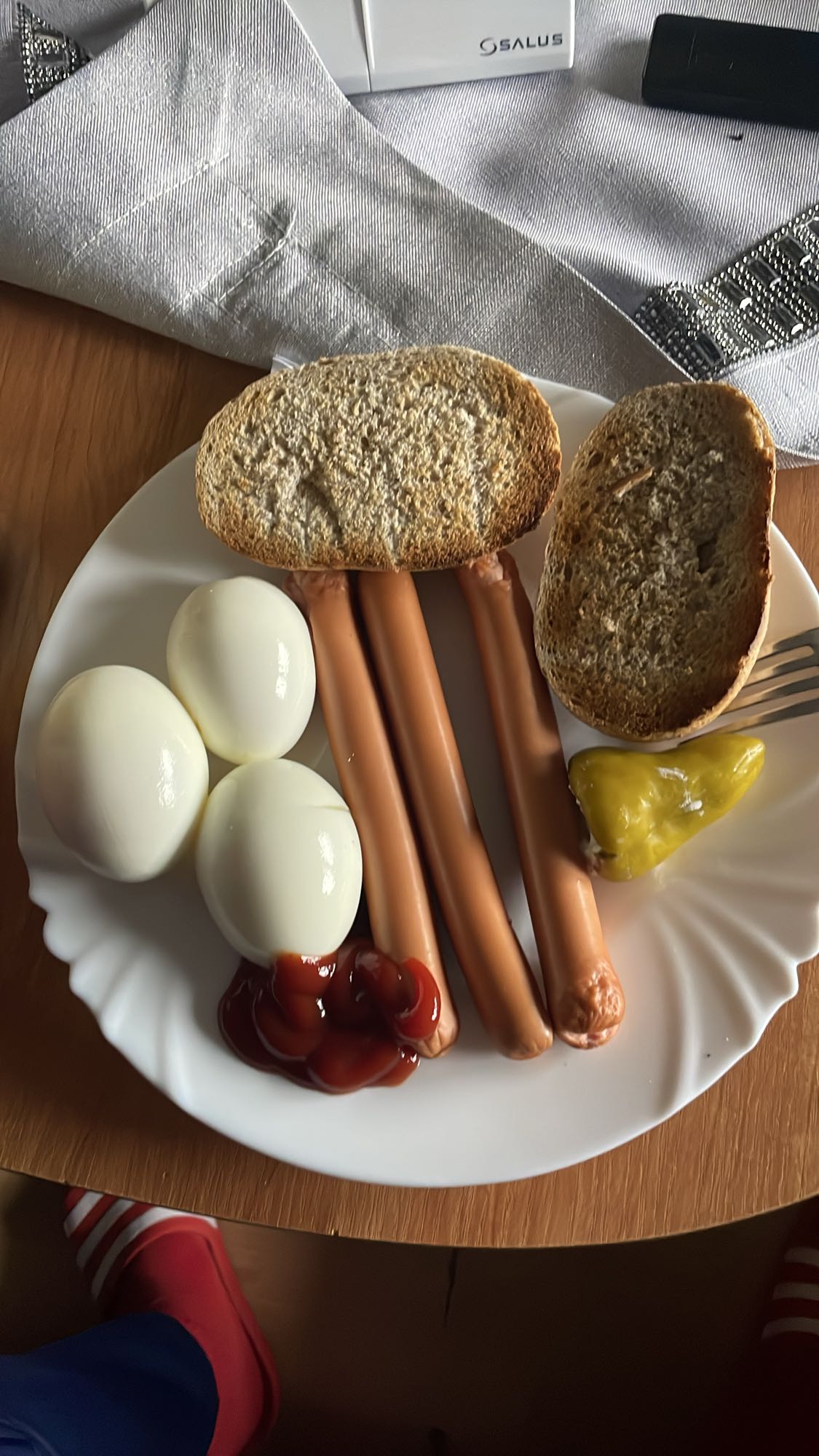 Śniadanie z jajkami i parówkami