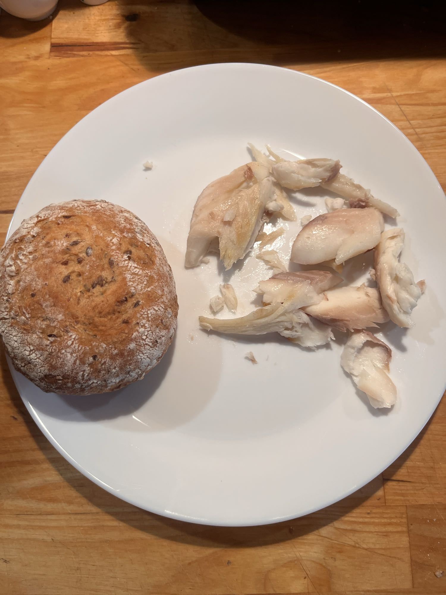 Bułka z wędzoną rybą