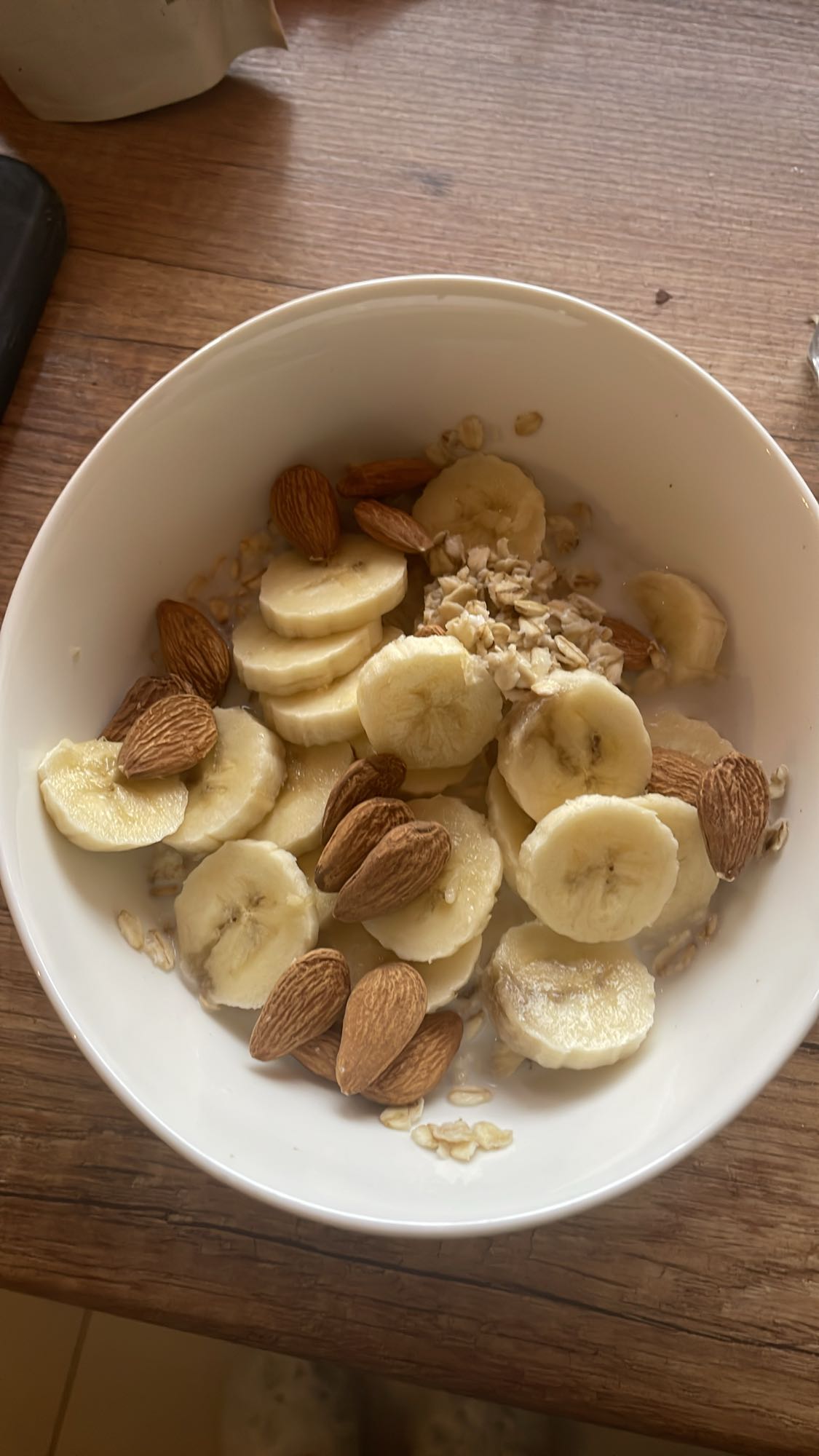 Owsianka z bananem i migdałami