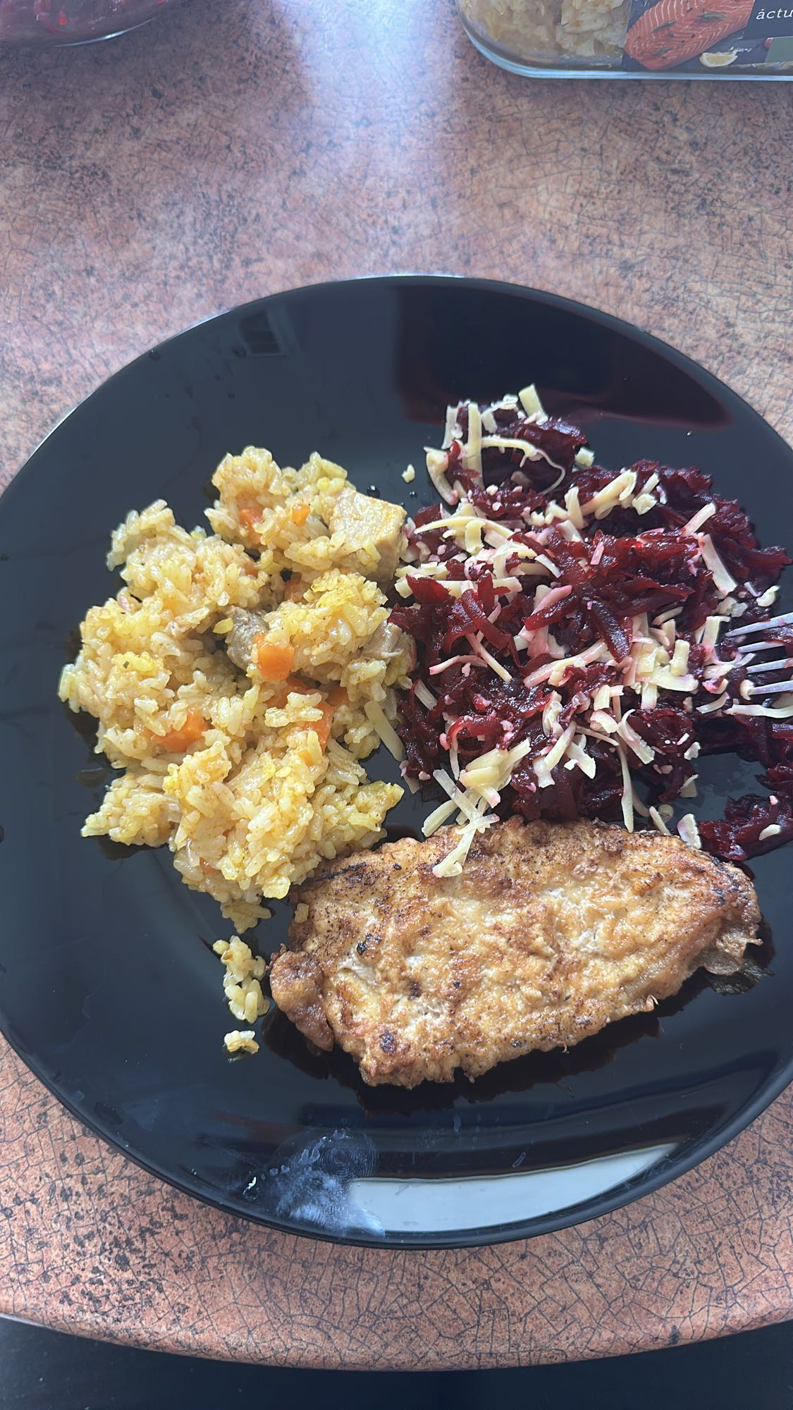 Плов з салатом і відбивною