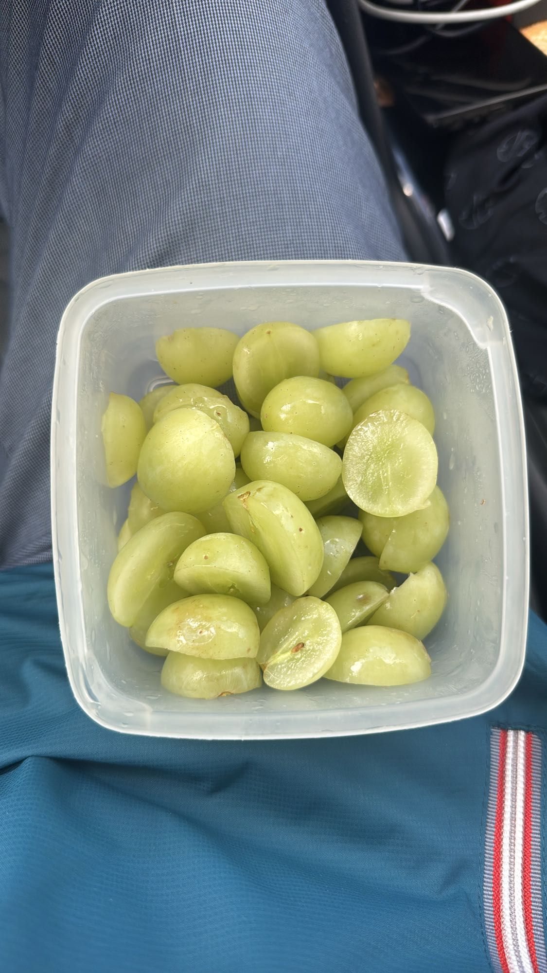 Uvas verdes cortadas