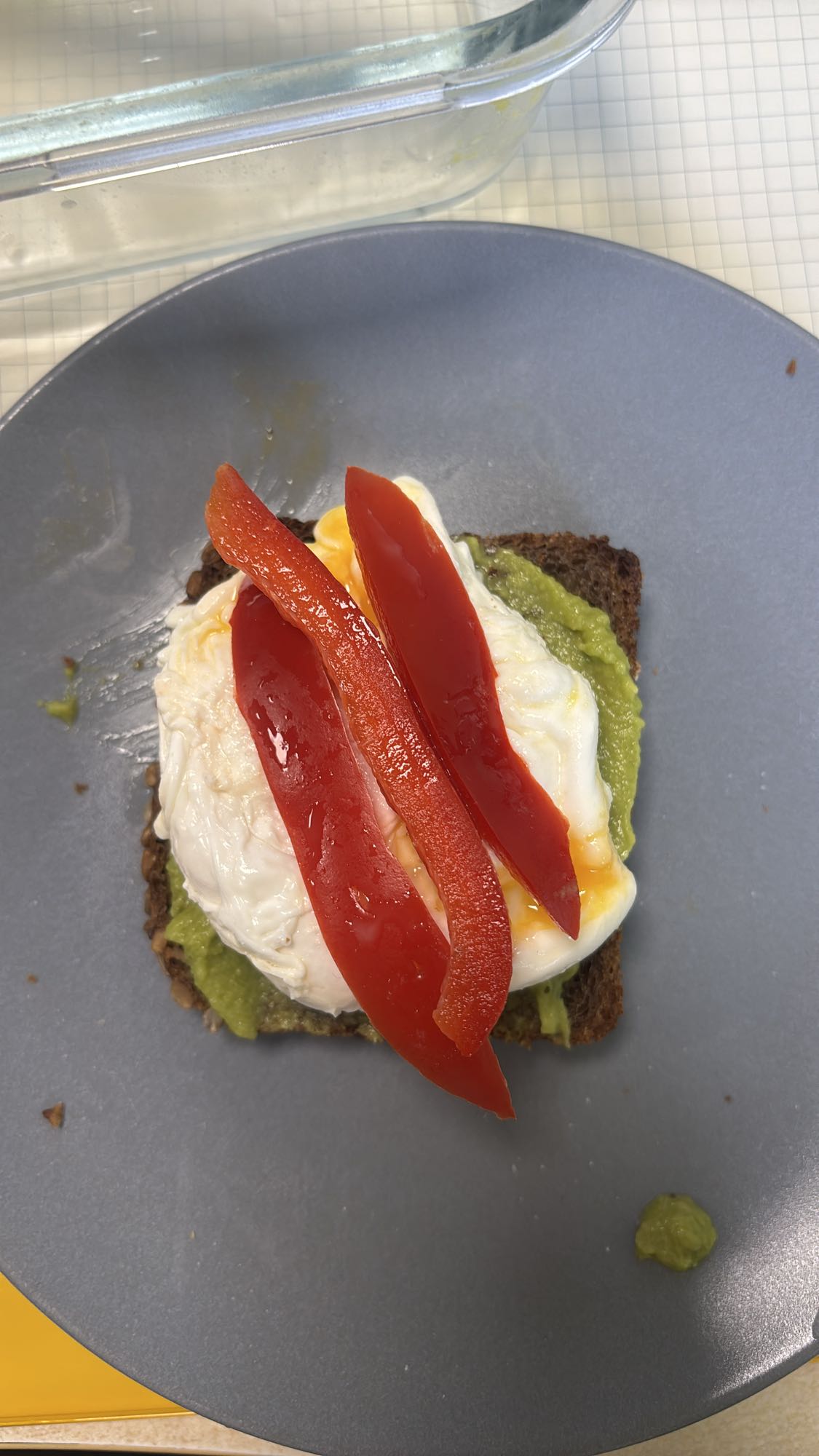 Kanapka z jajkiem i awokado