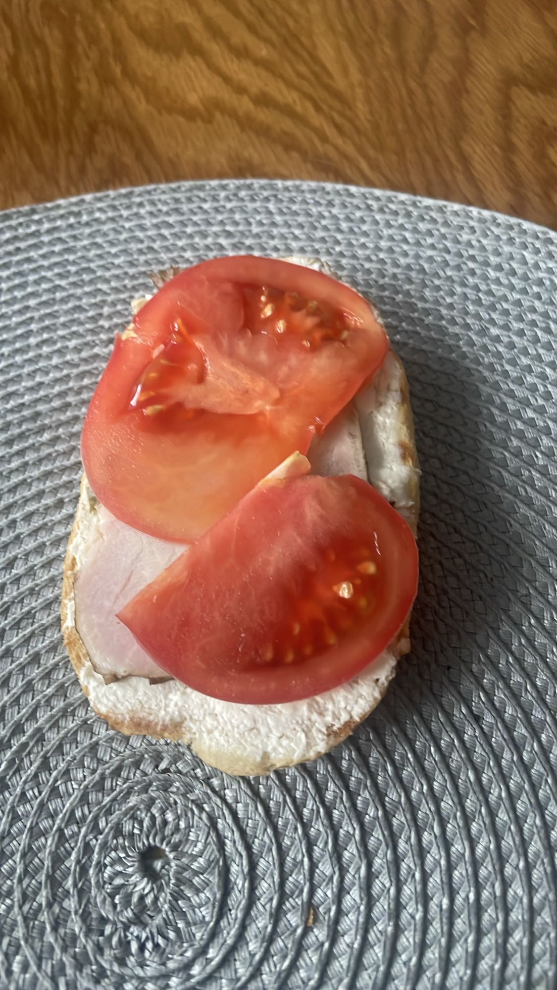 Kanapka z szynką i pomidorem