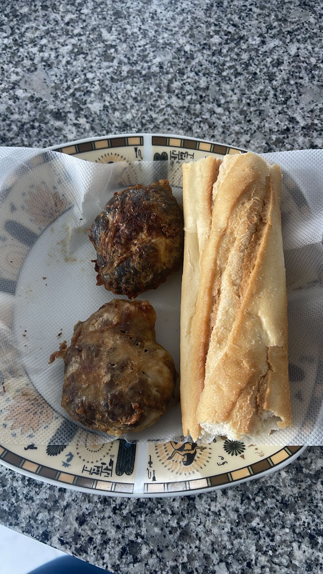 Pain et boulettes de viande