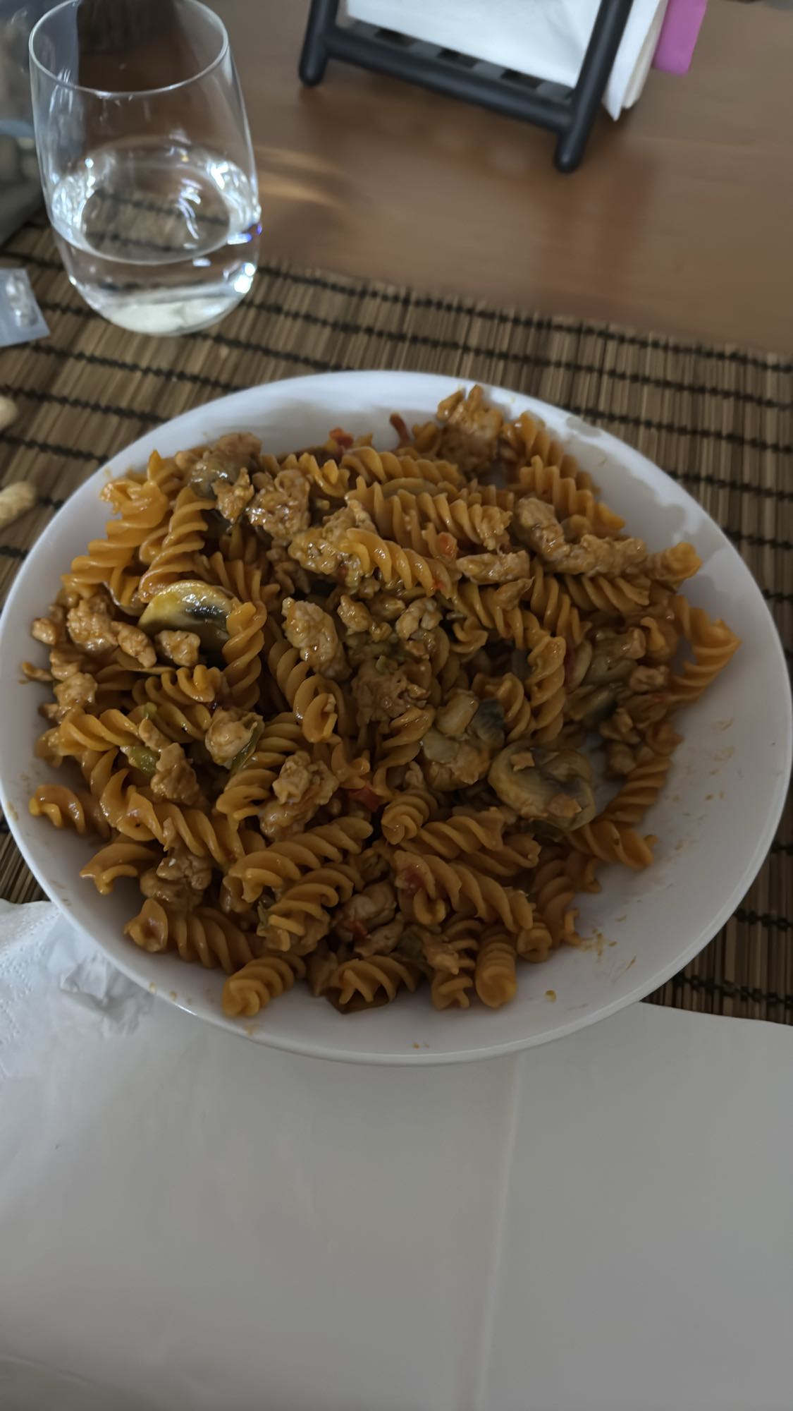 Pasta con carne y champiñones
