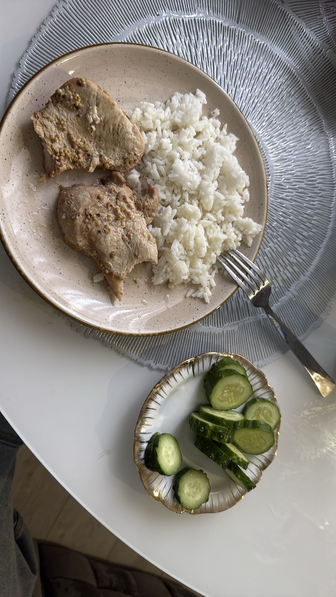 Курица с рисом и огурцами