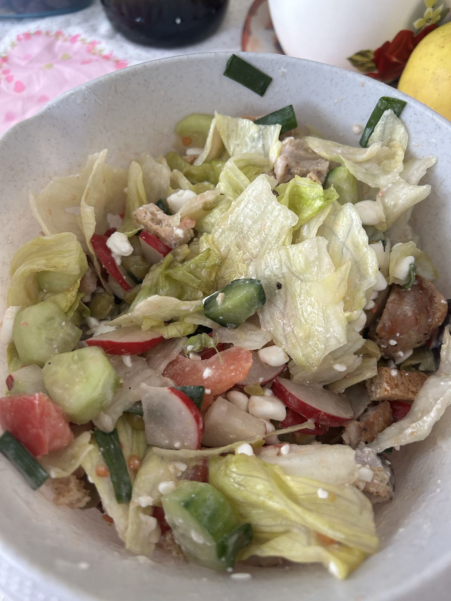 Зелена салата с пиле