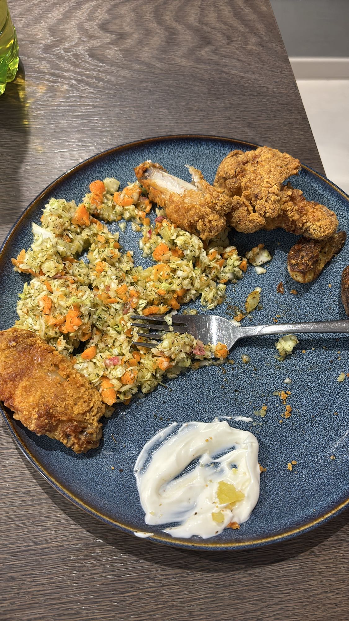 Smażone skrzydełka z surówką