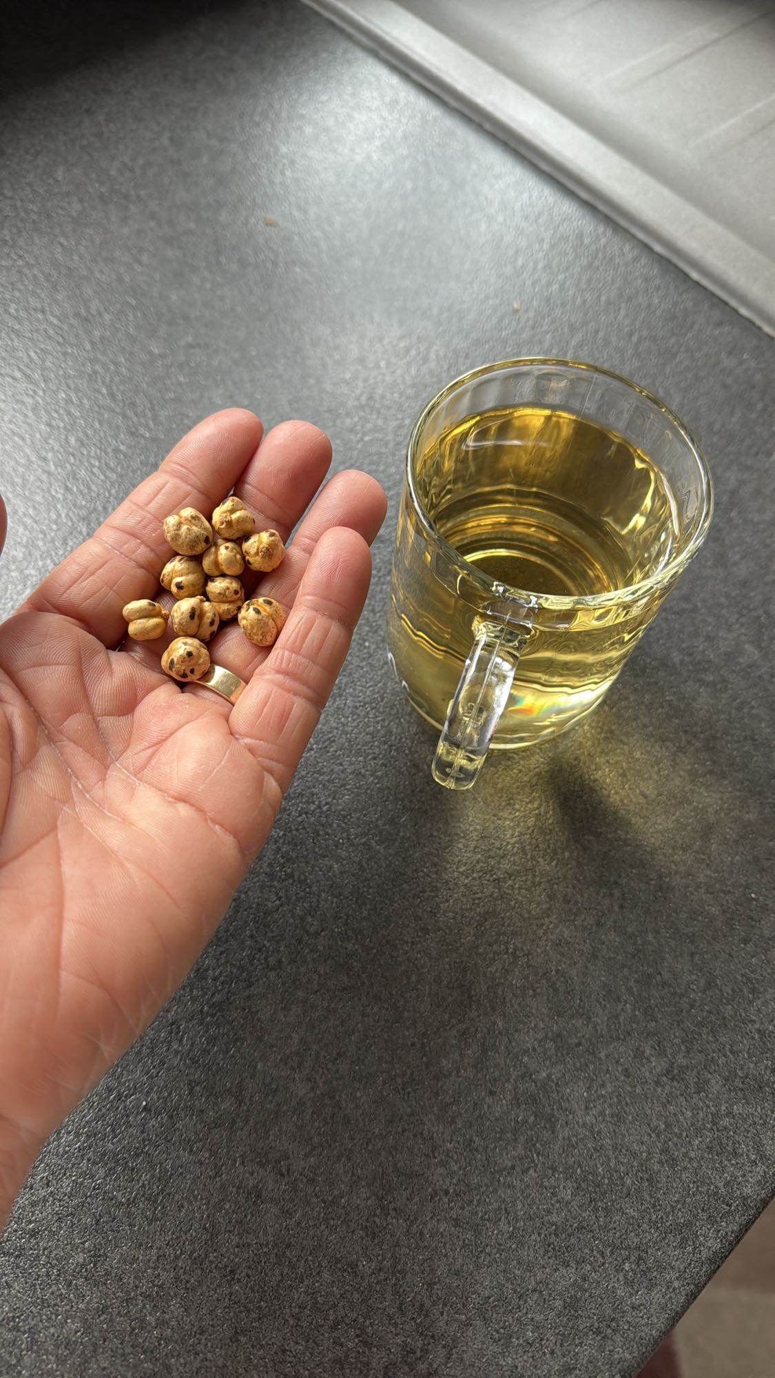 Geröstete Kichererbsen mit Tee