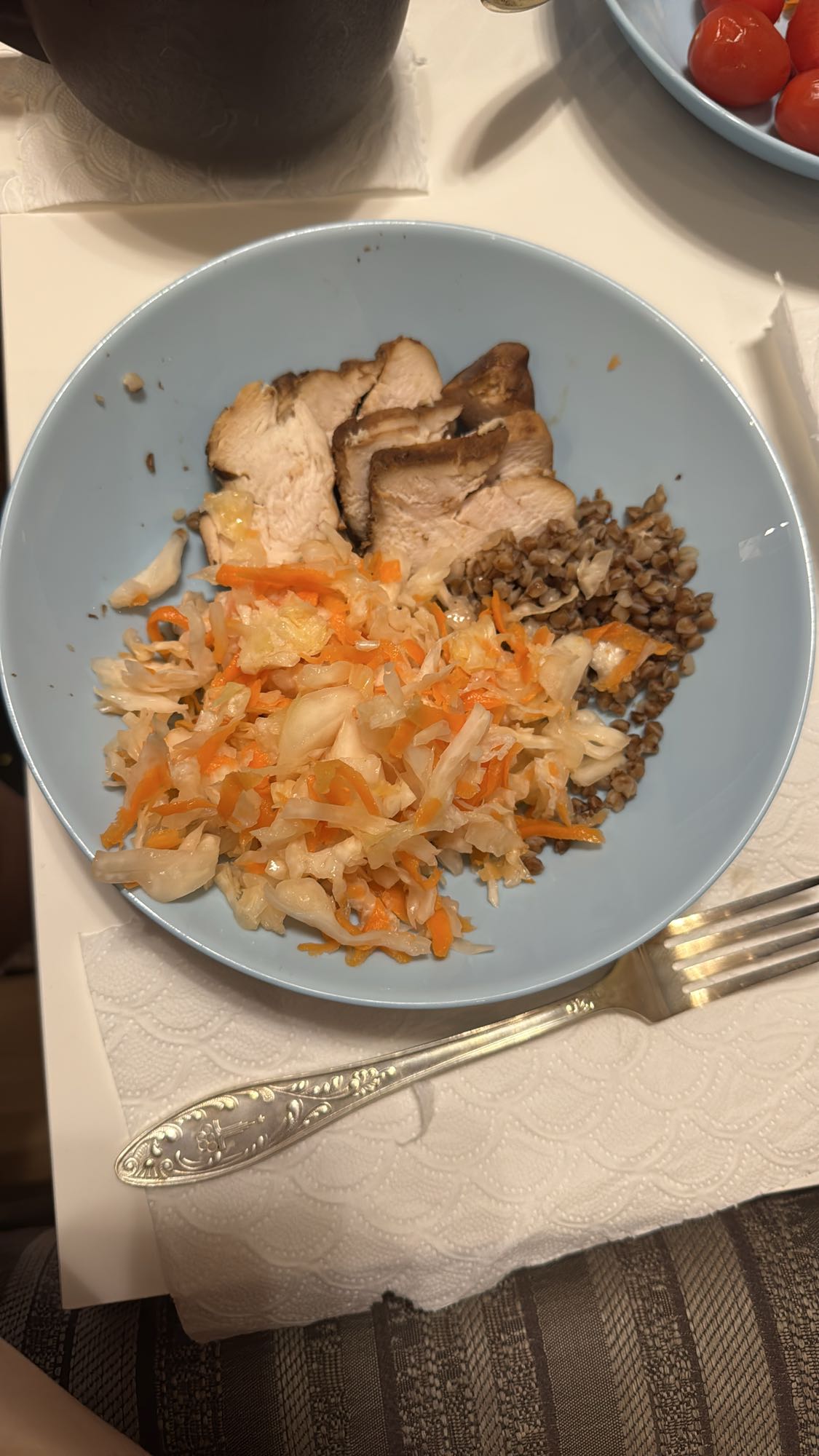 Гречка с курицей и салатом