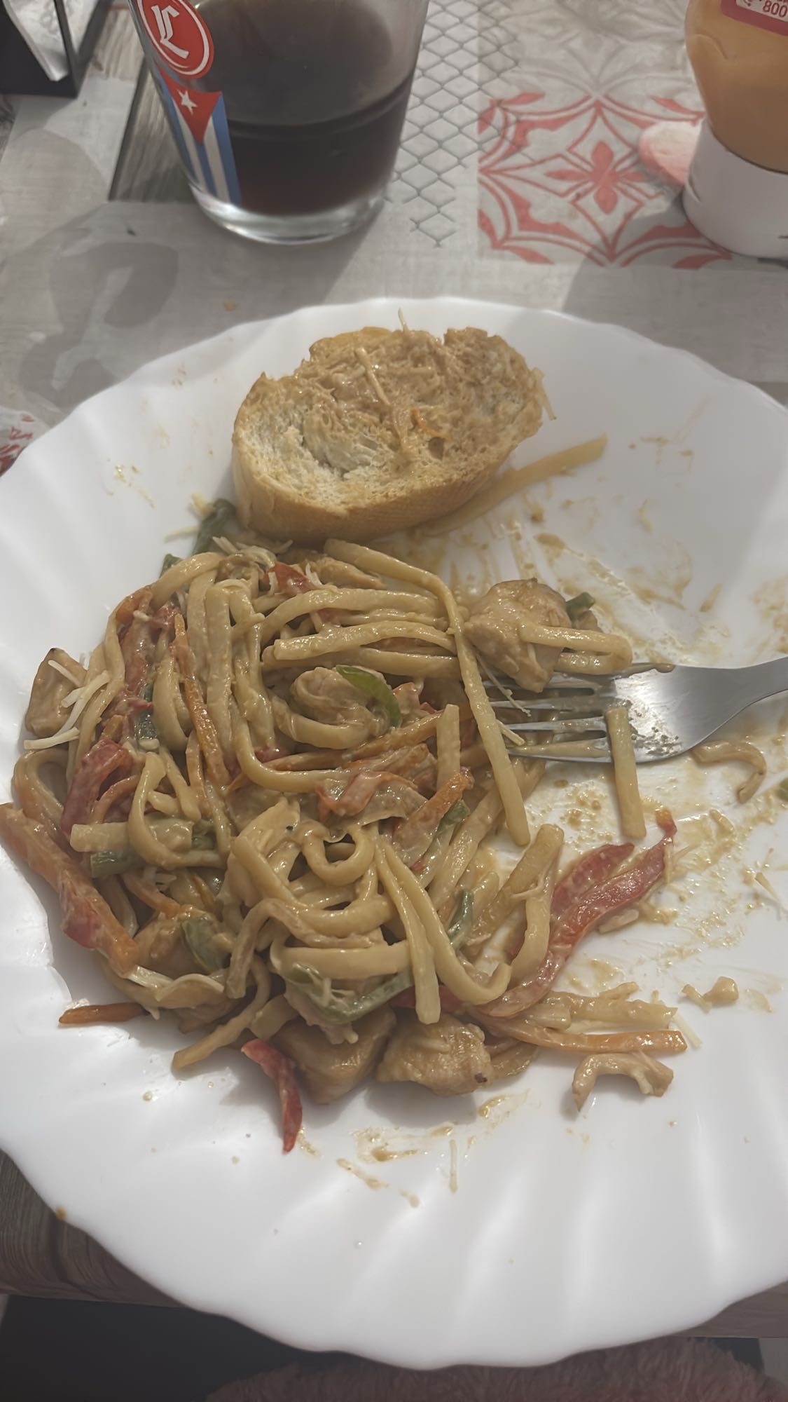 Pasta con pollo y vegetales