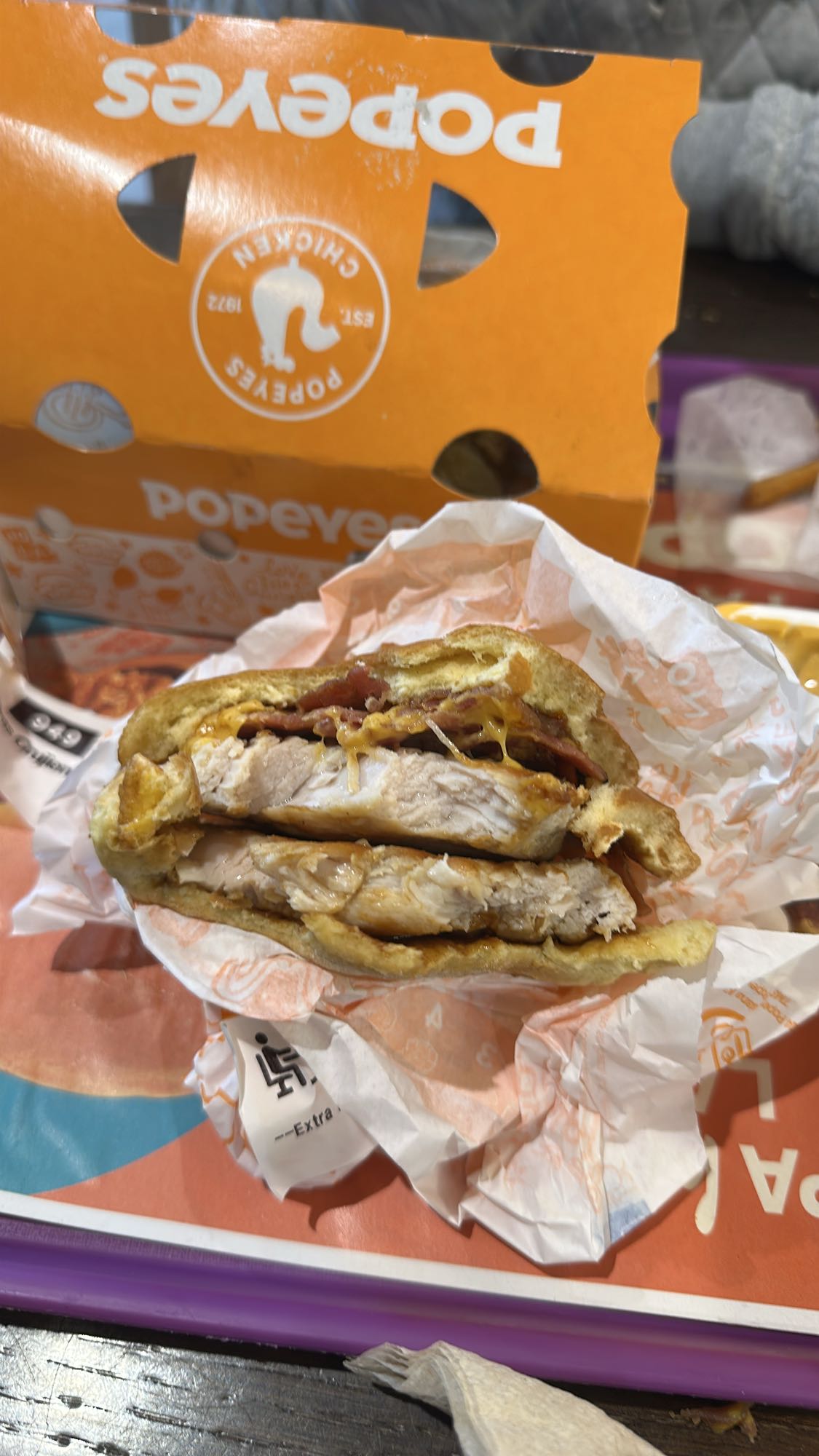 Sándwich de pollo Popeyes