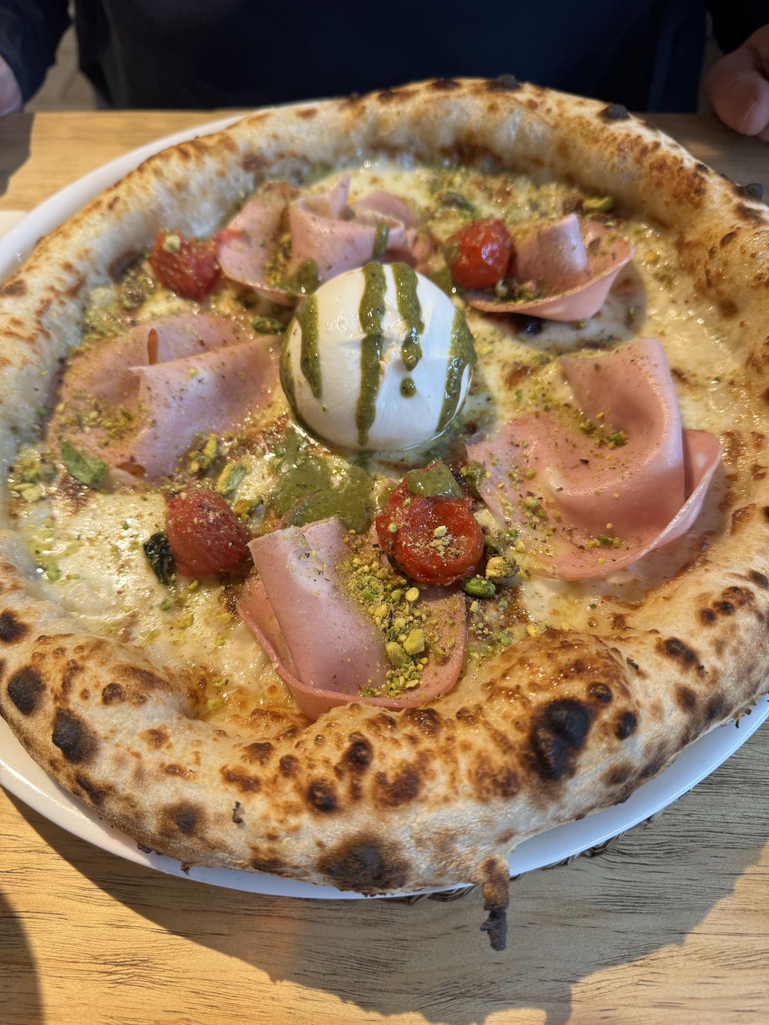 Pizza con mortadela y burrata