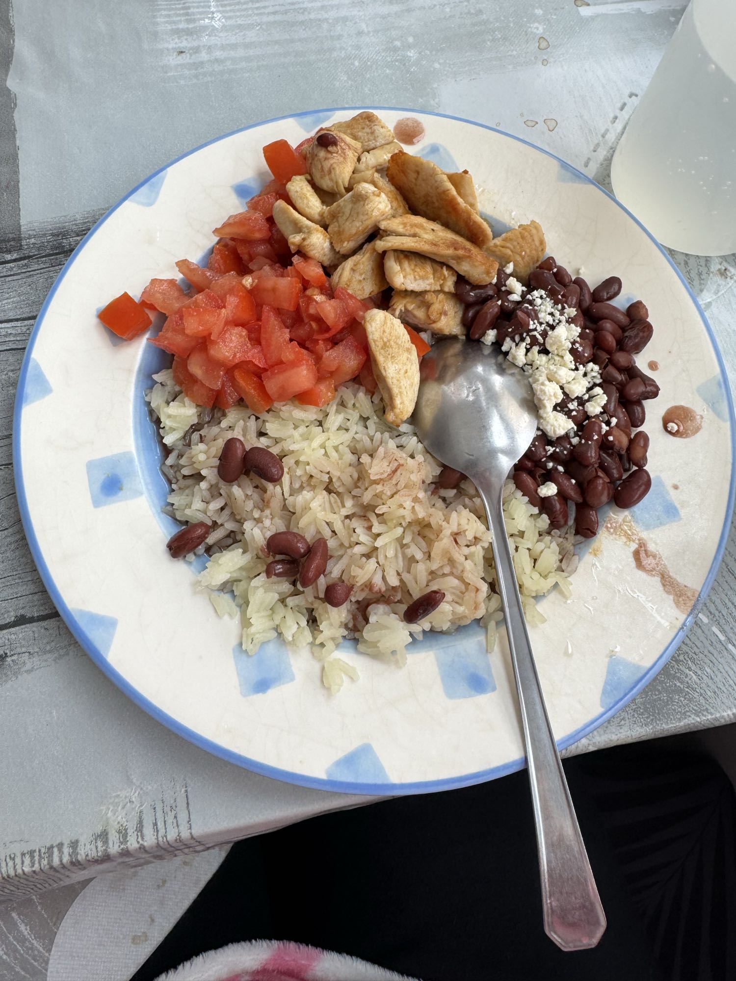 Arroz con frijoles y pollo