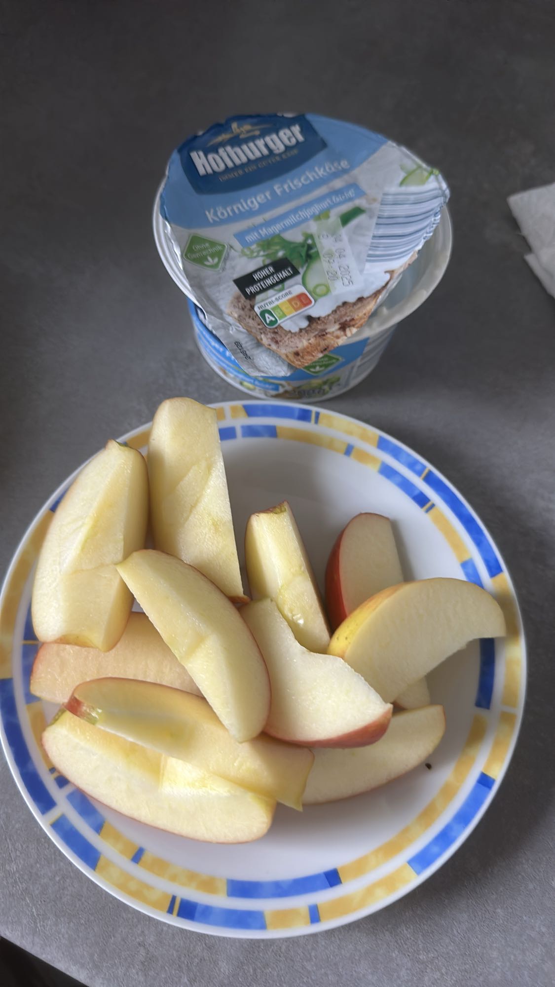 Apfel mit Hüttenkäse