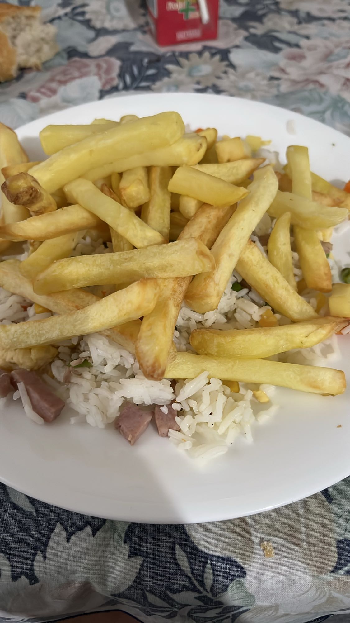 Papas fritas con arroz
