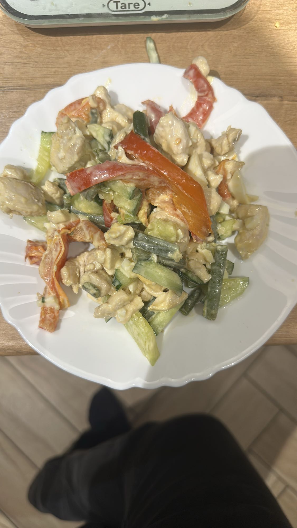 Салат с курицей и овощами