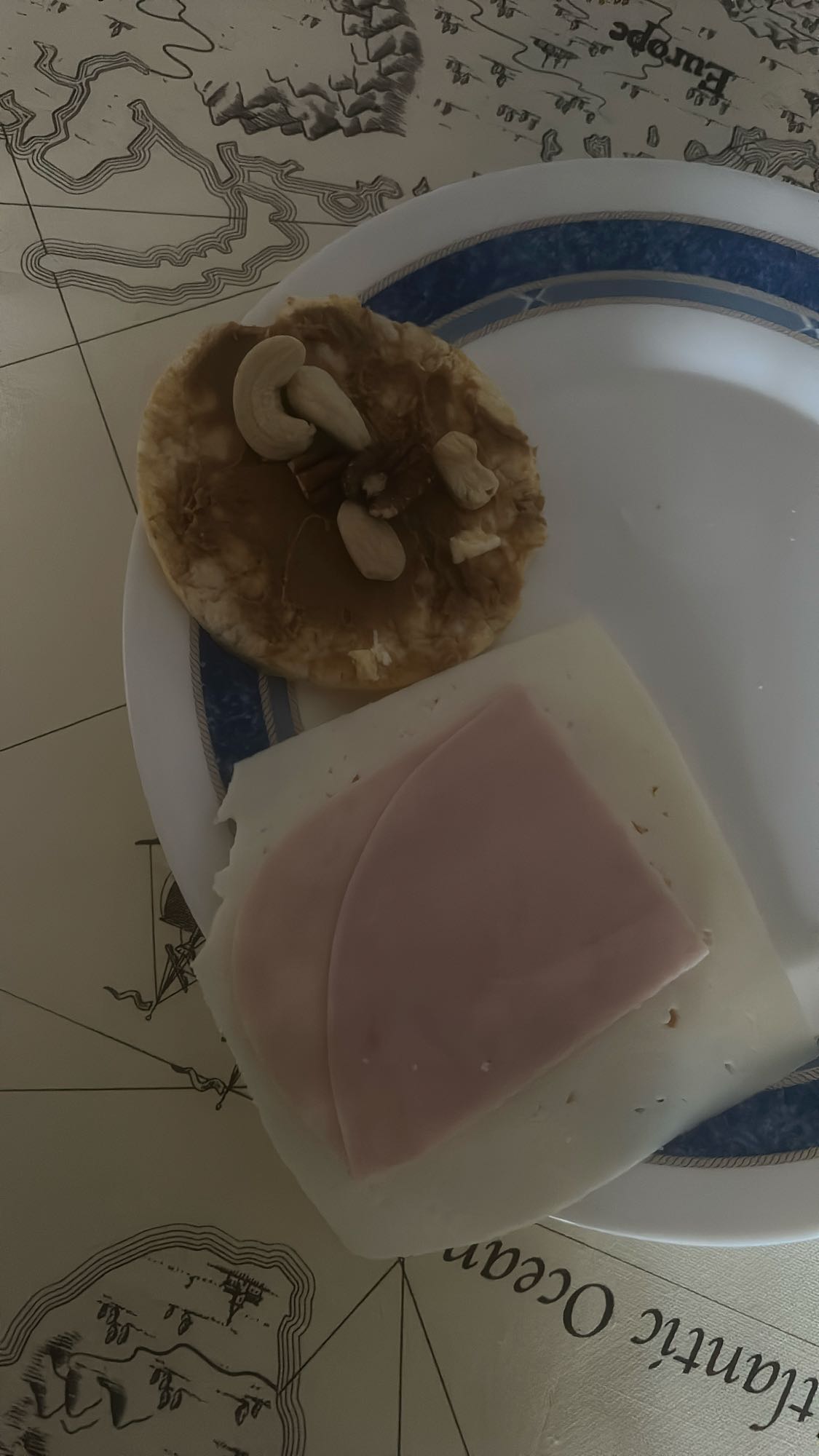 Galleta con crema y fiambre