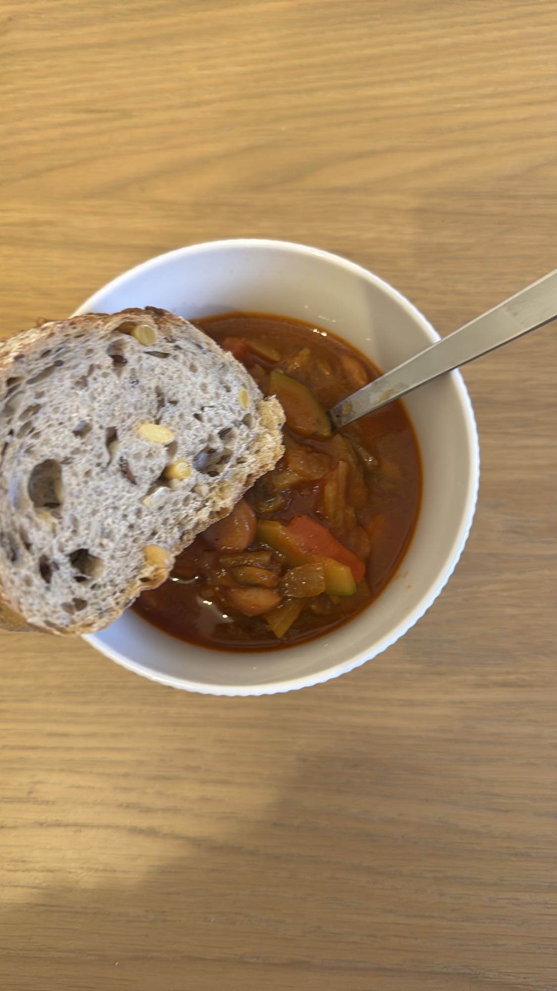 Gulasz warzywny z chlebem