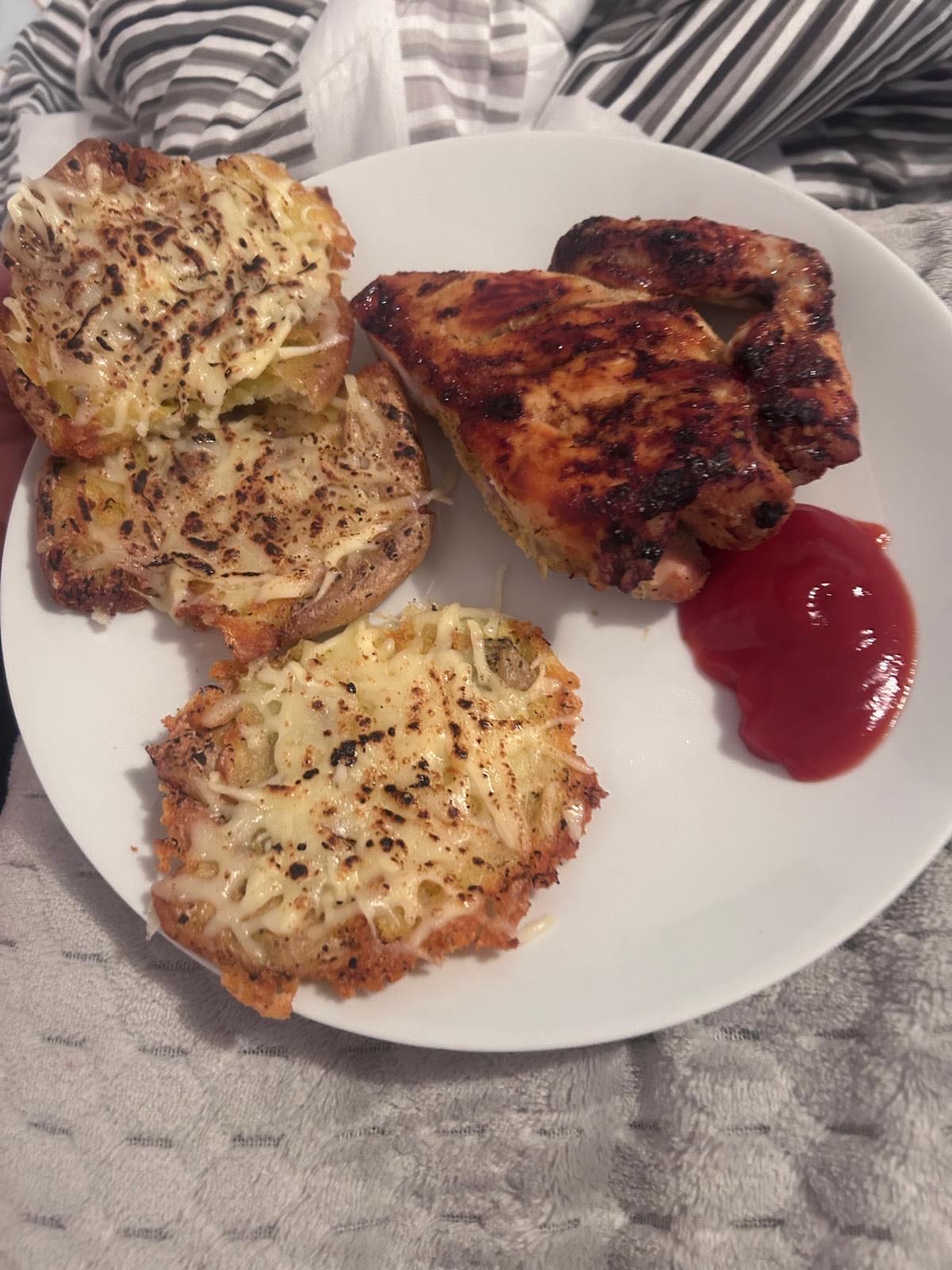 Pollo a la parrilla con pan