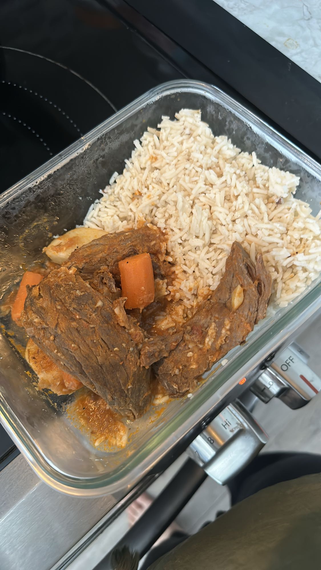 Carne guisada con arroz