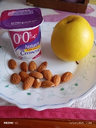 Yogur con almendras y manzana