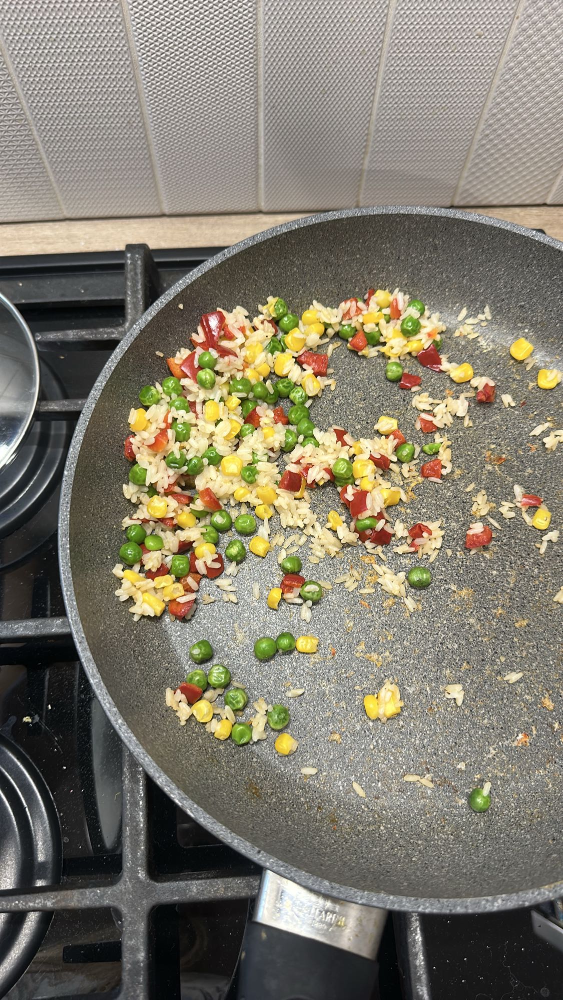 Жареный рис с овощами