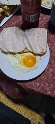 Spiegelei mit Brot und Schinken