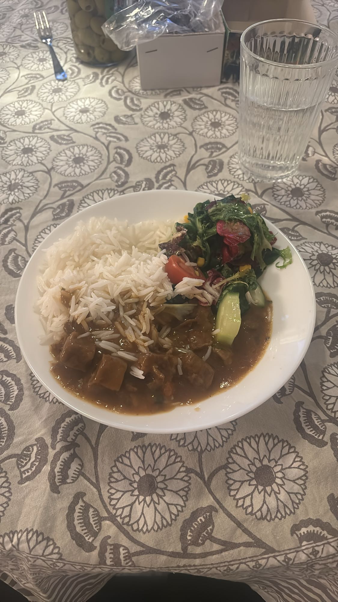 Ris med gryta och sallad