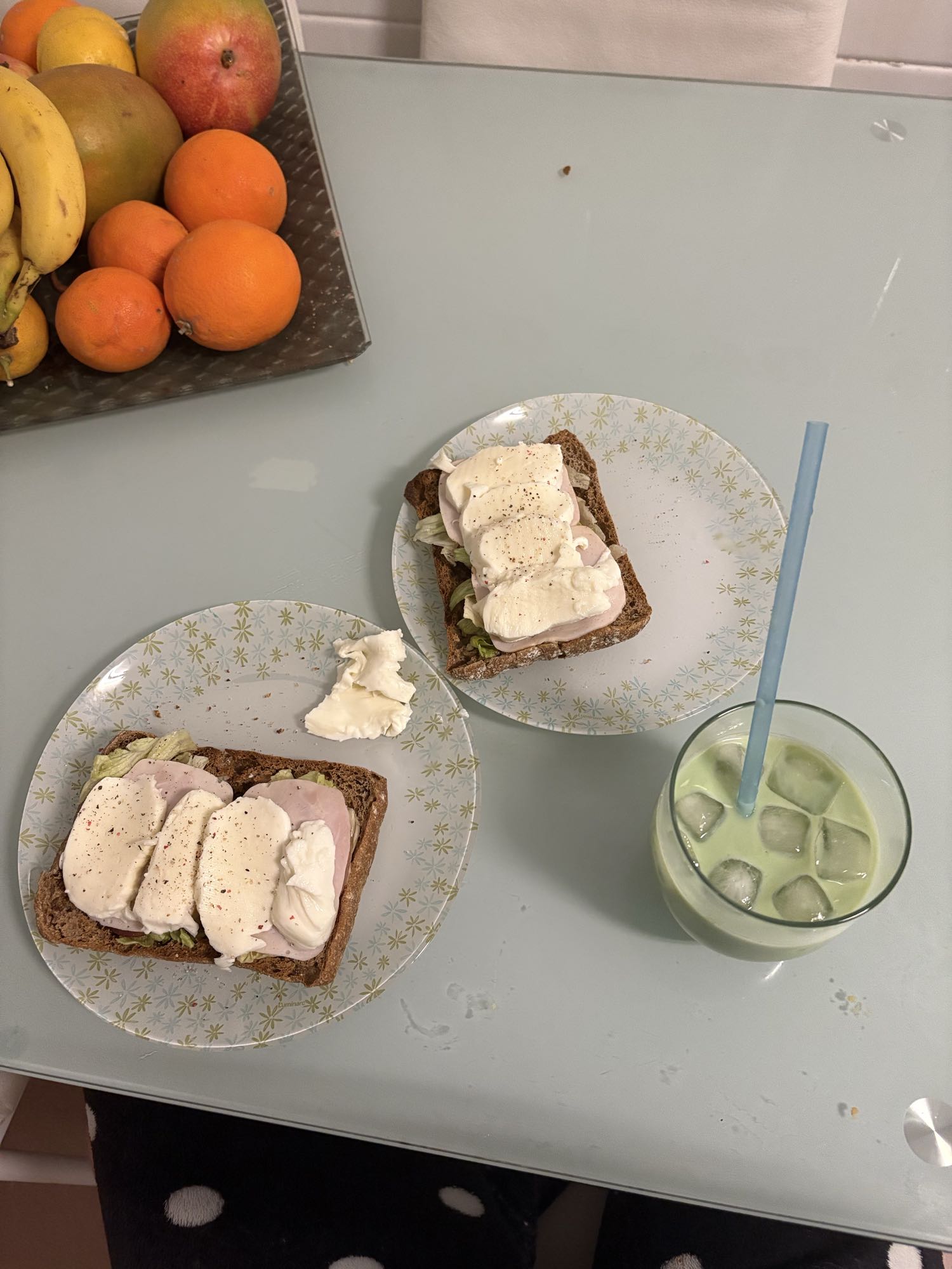 Tostadas con queso y batido