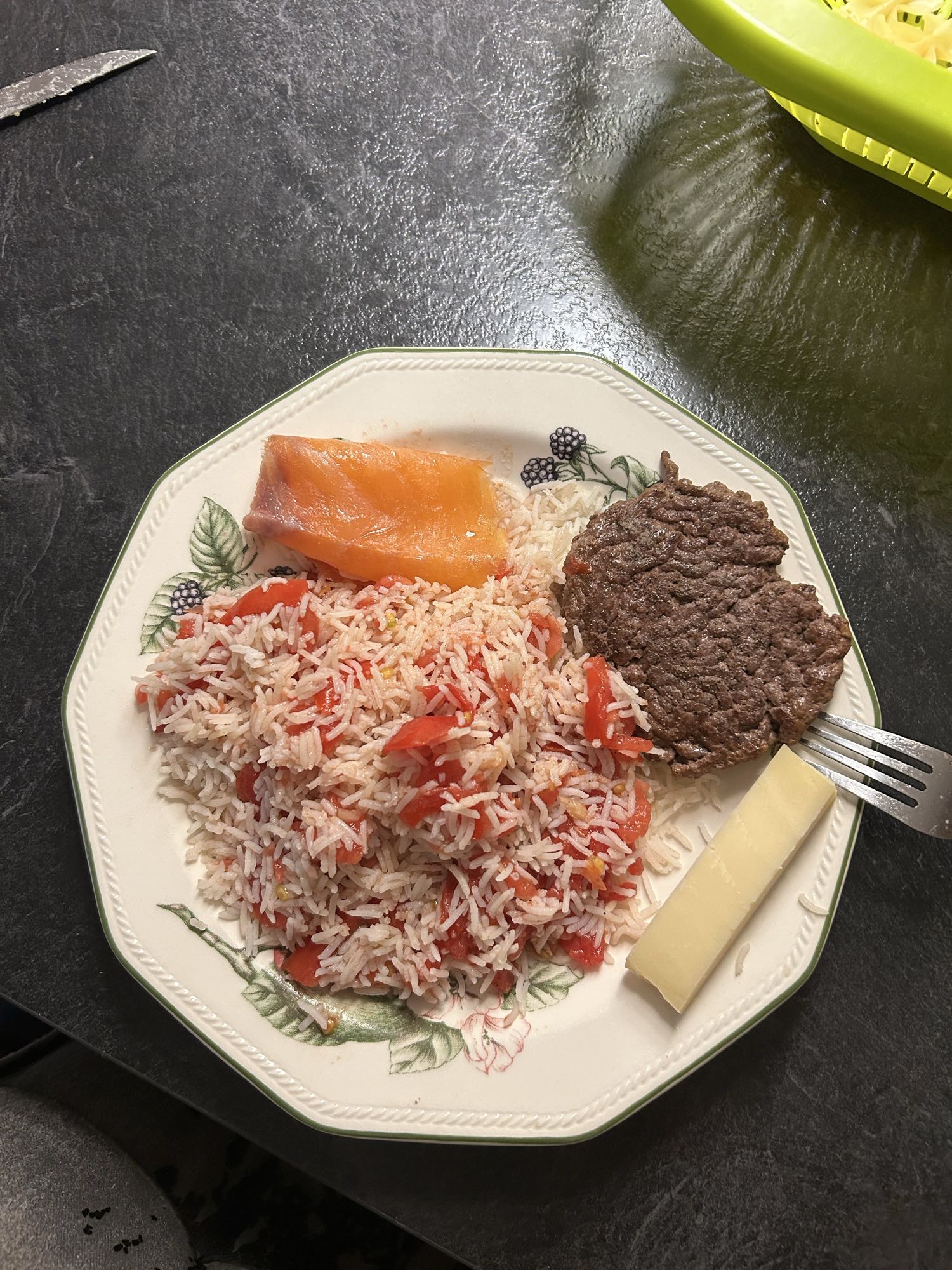 Riz avec viande et saumon