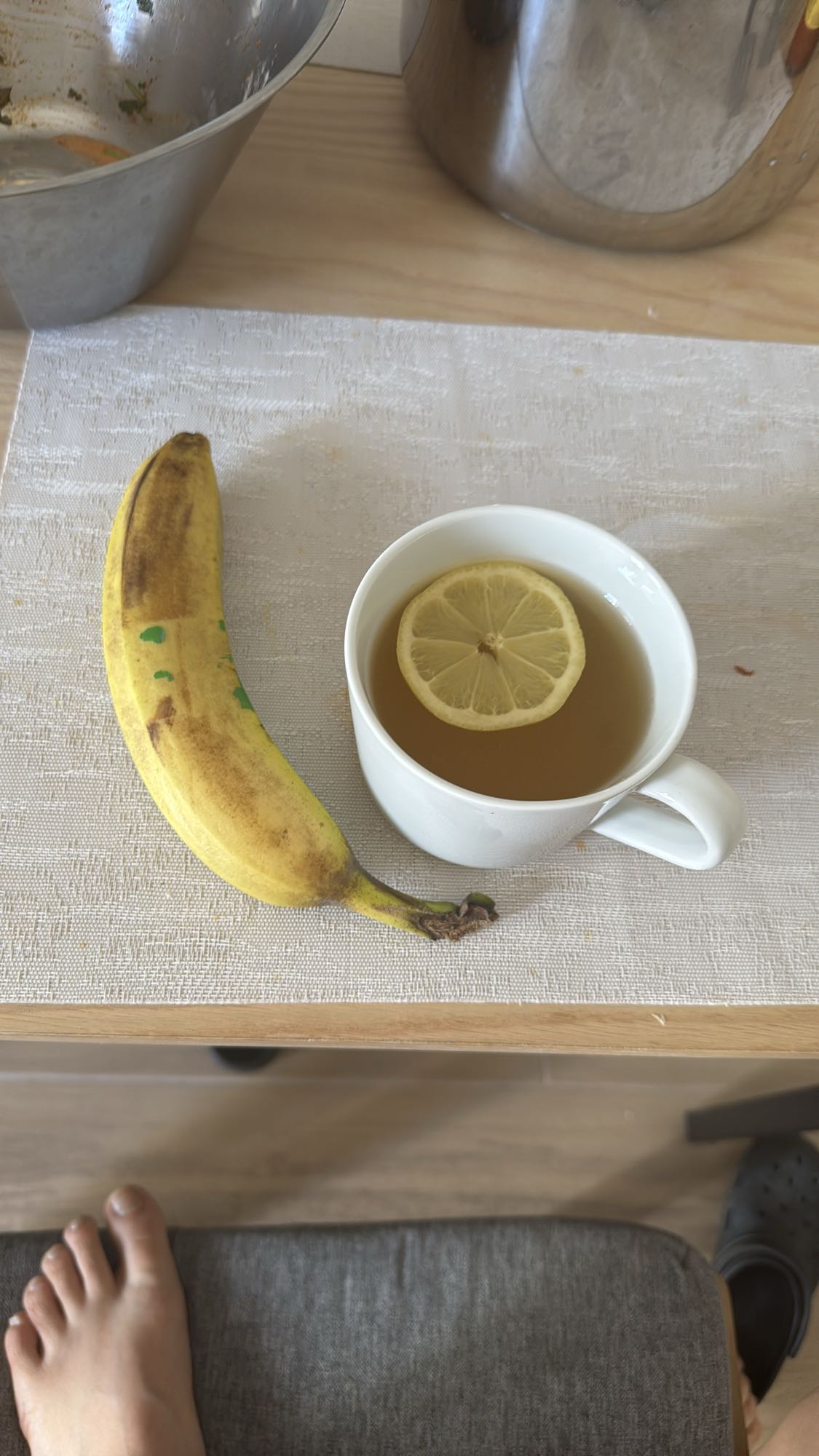 Банан и чай с лимоном