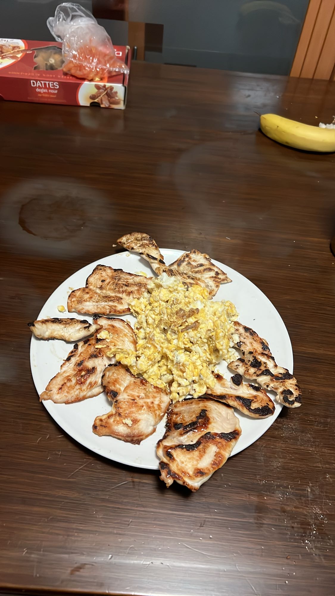 Pollo a la parrilla con huevos