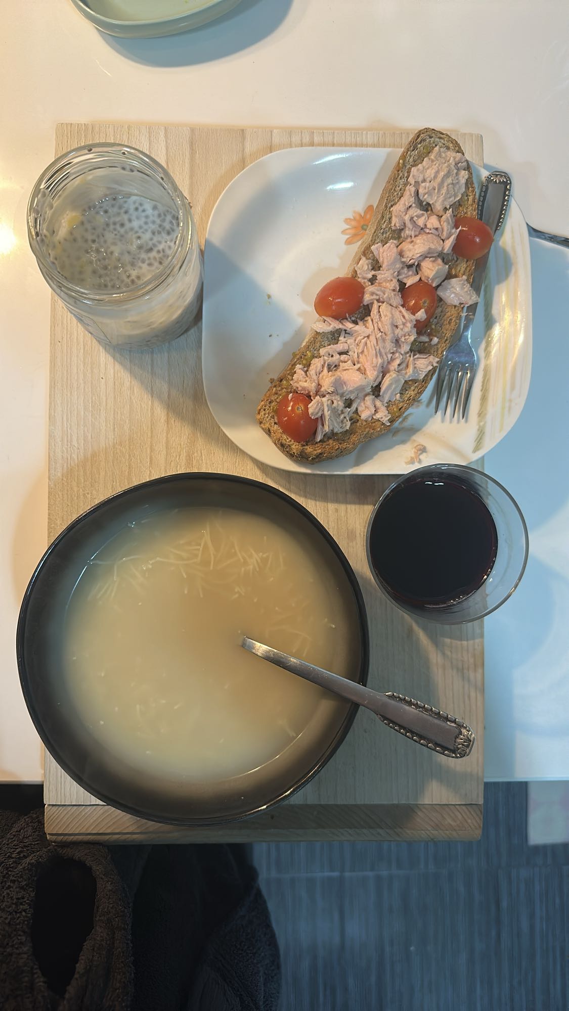 Sopa y tostada de atún
