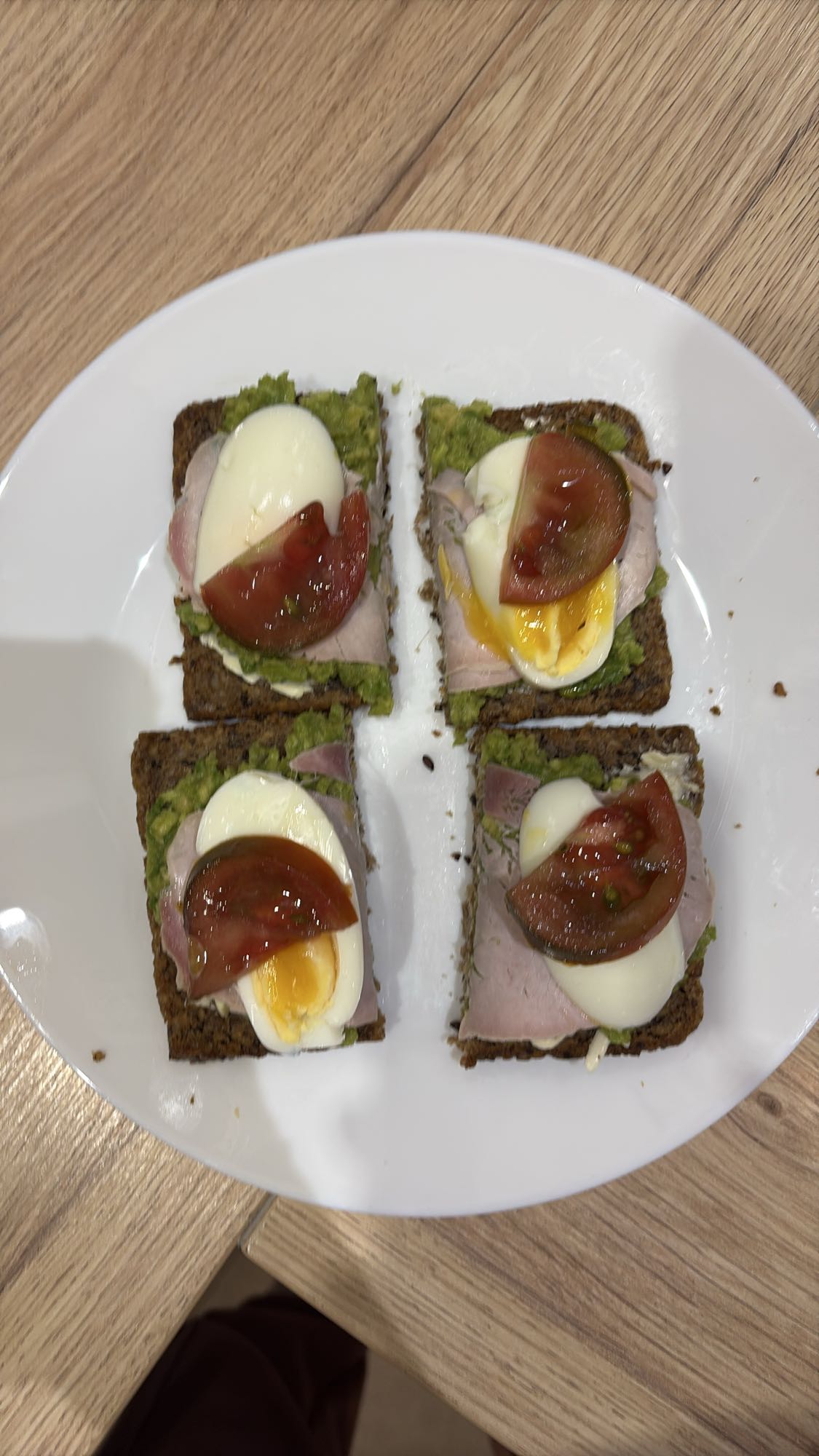 Kanapki z awokado i jajkiem