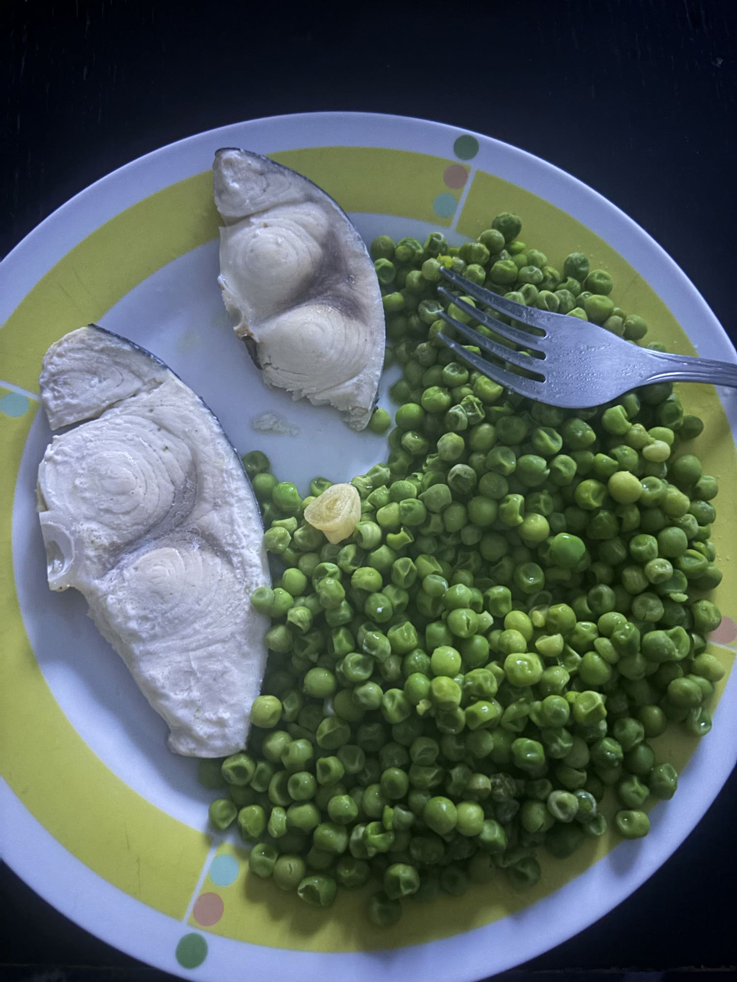 Pescado con guisantes