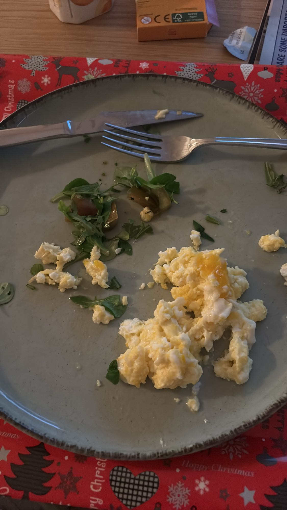 Huevos revueltos con ensalada